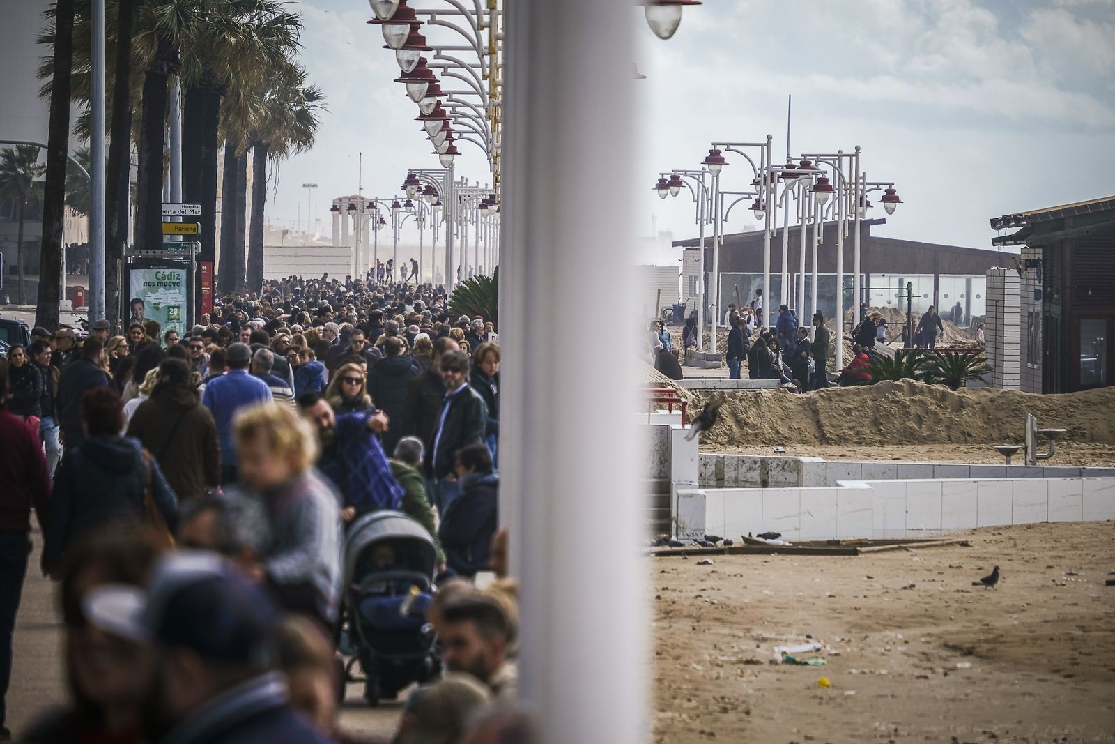 Los gaditanos aprovechan la pequeña tregua de la tormenta tropical 'Emma'