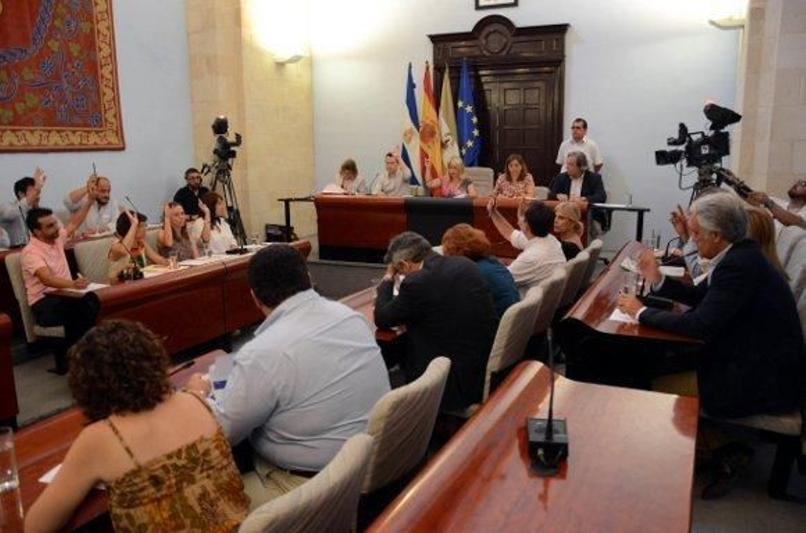 Aprobada la nueva estructura local con un ahorro del 48%