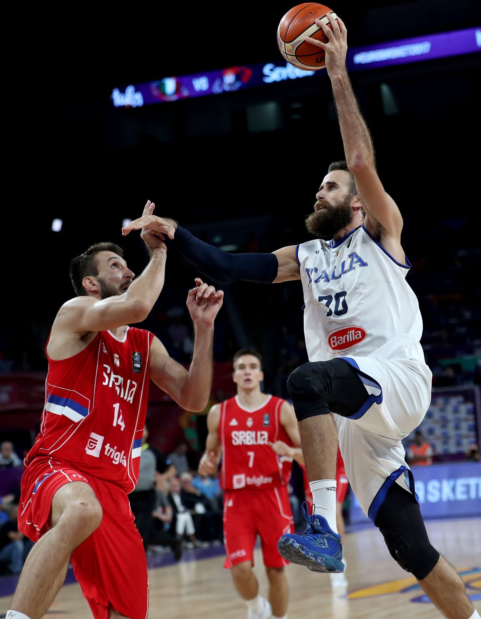 Datome penetra a la canasta serbia.