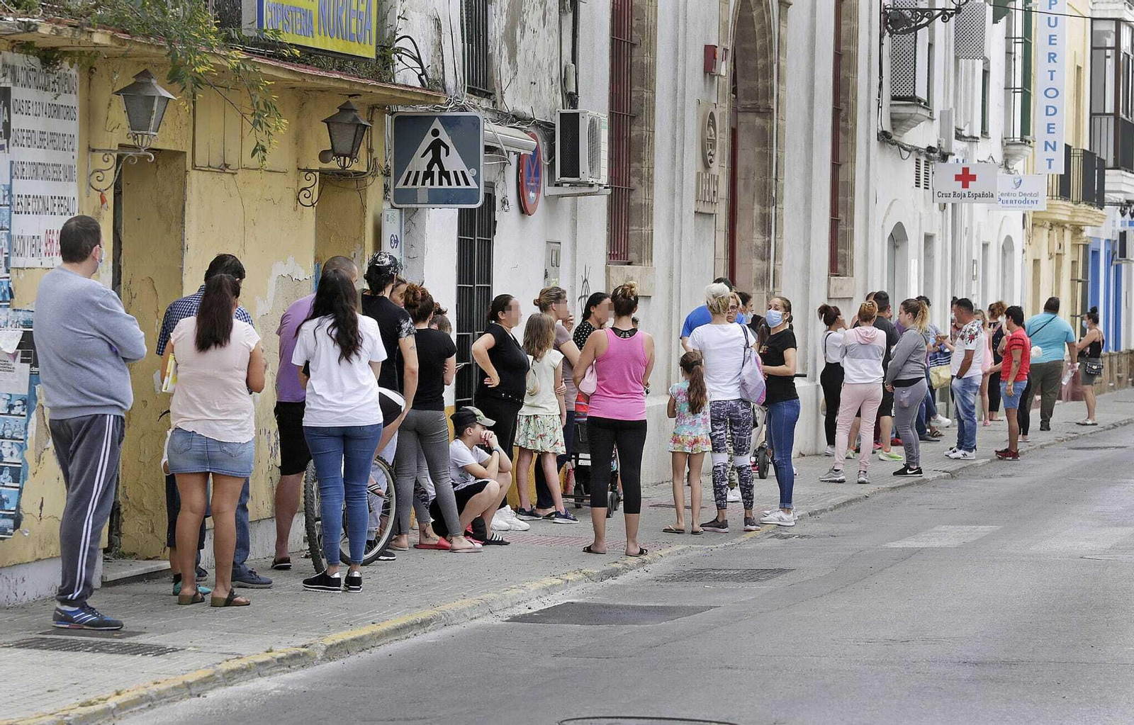 Una fila de usuarios de una organización social.