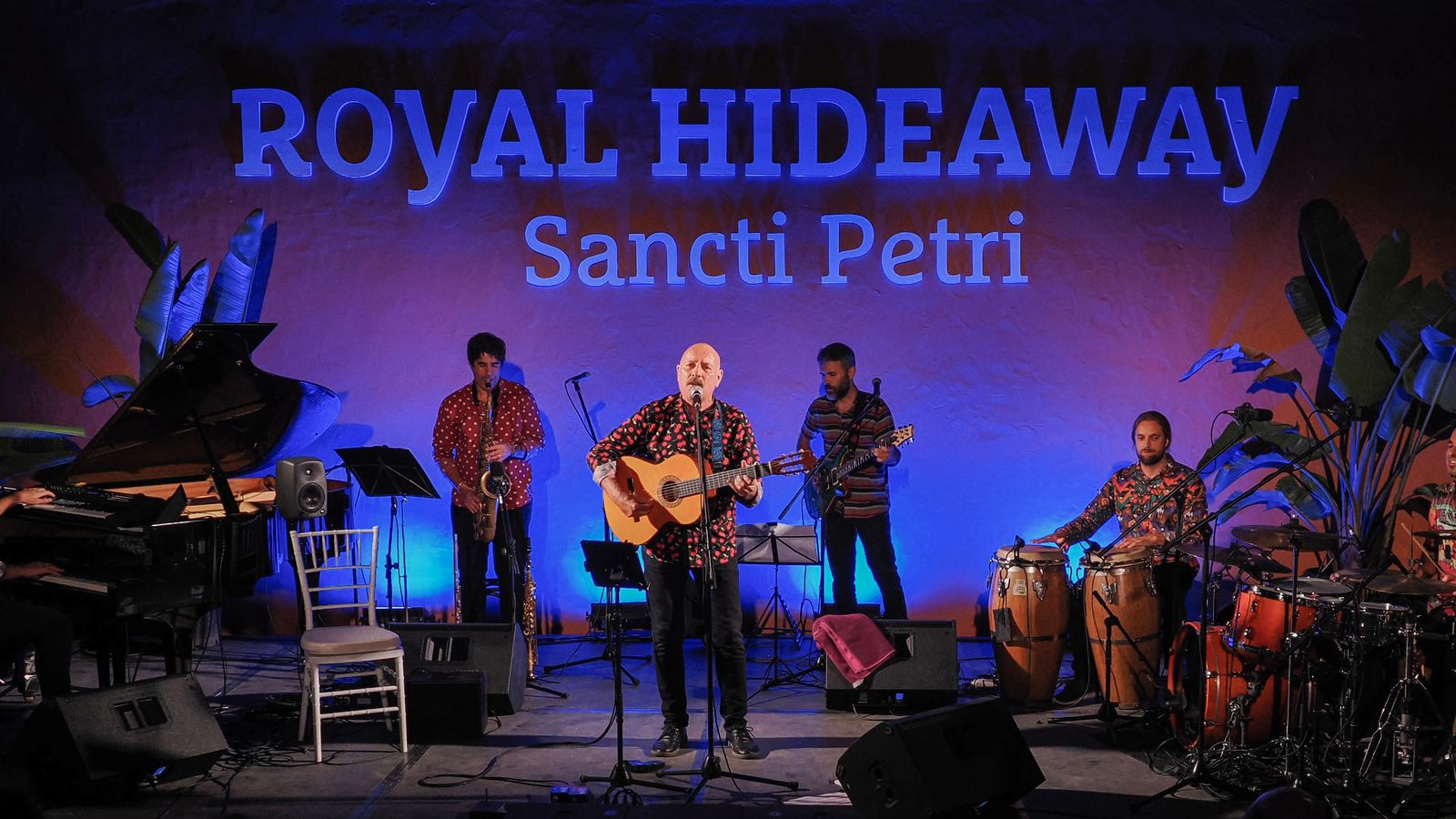 El cantautor, con los músicos que le acompañaron, cerró el ciclo de conciertos.