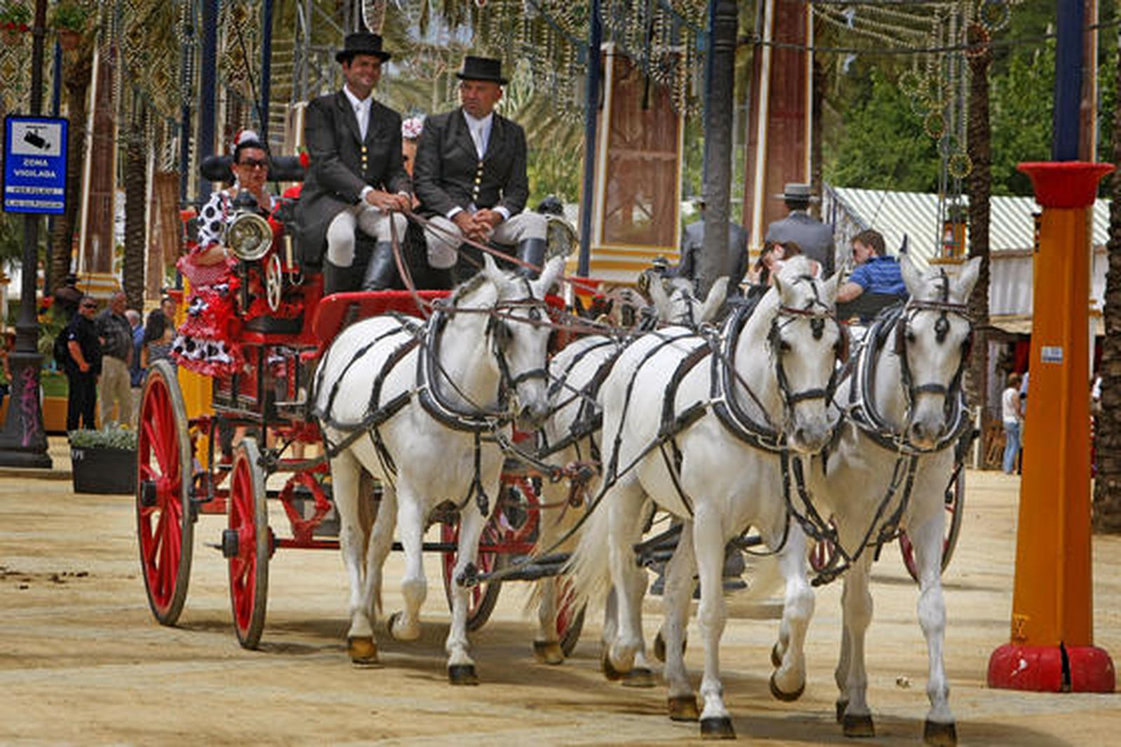 De paseo. Un espléndido carruaje recorre el Real de la Feria en un martes en el que el calor marcó la jornada.

Foto: Pascual