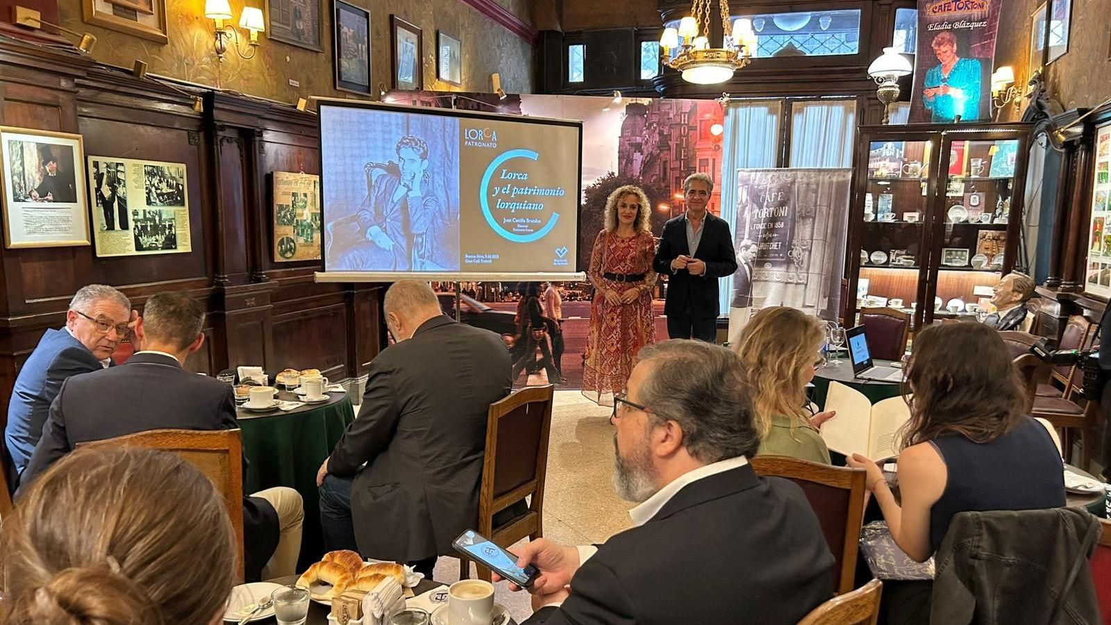 Juan Castilla y Marta Nievas ofrecen una conferencia en el Gran Café Tortoni Juan Castilla y Marta Nievas ofrecen una conferencia en el Gran Café Tortoni