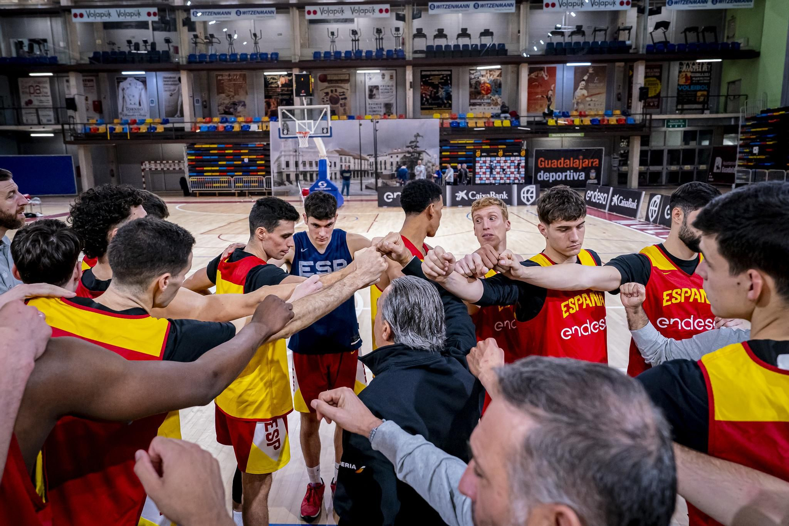 Scariolo hace piña con el equipo.