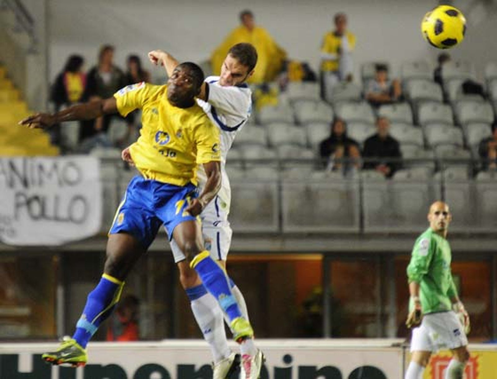 El Xerez da un golpe sobre la mesa y se impune al equipo local con merecimiento alcanzando así la zona de 'play-off' de ascenso. Los de Javi López fueron muy superiores durante todo el encuentro

Foto: LOF