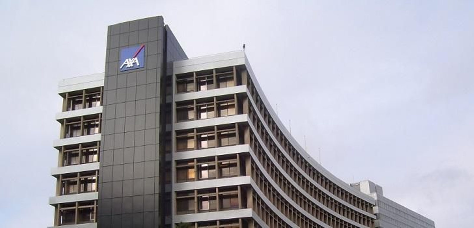 Fachada de una oficina de AXA IM.