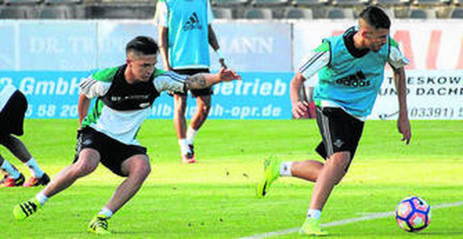 Gustavo Poyet da órdenes a sus jugadores en un entrenamiento,