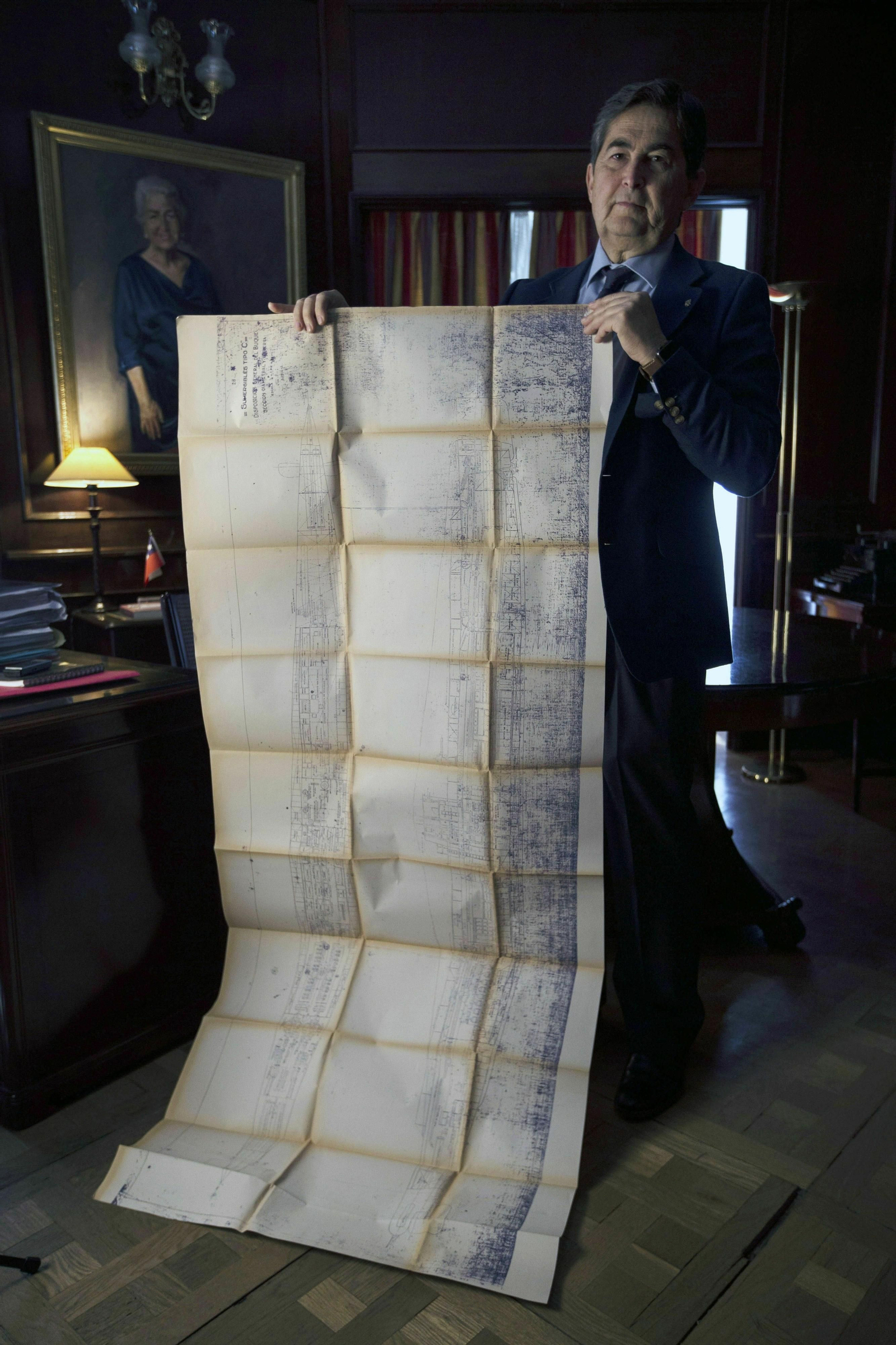 El abogado malagueño Antonio Checa muestra un plano del submarino