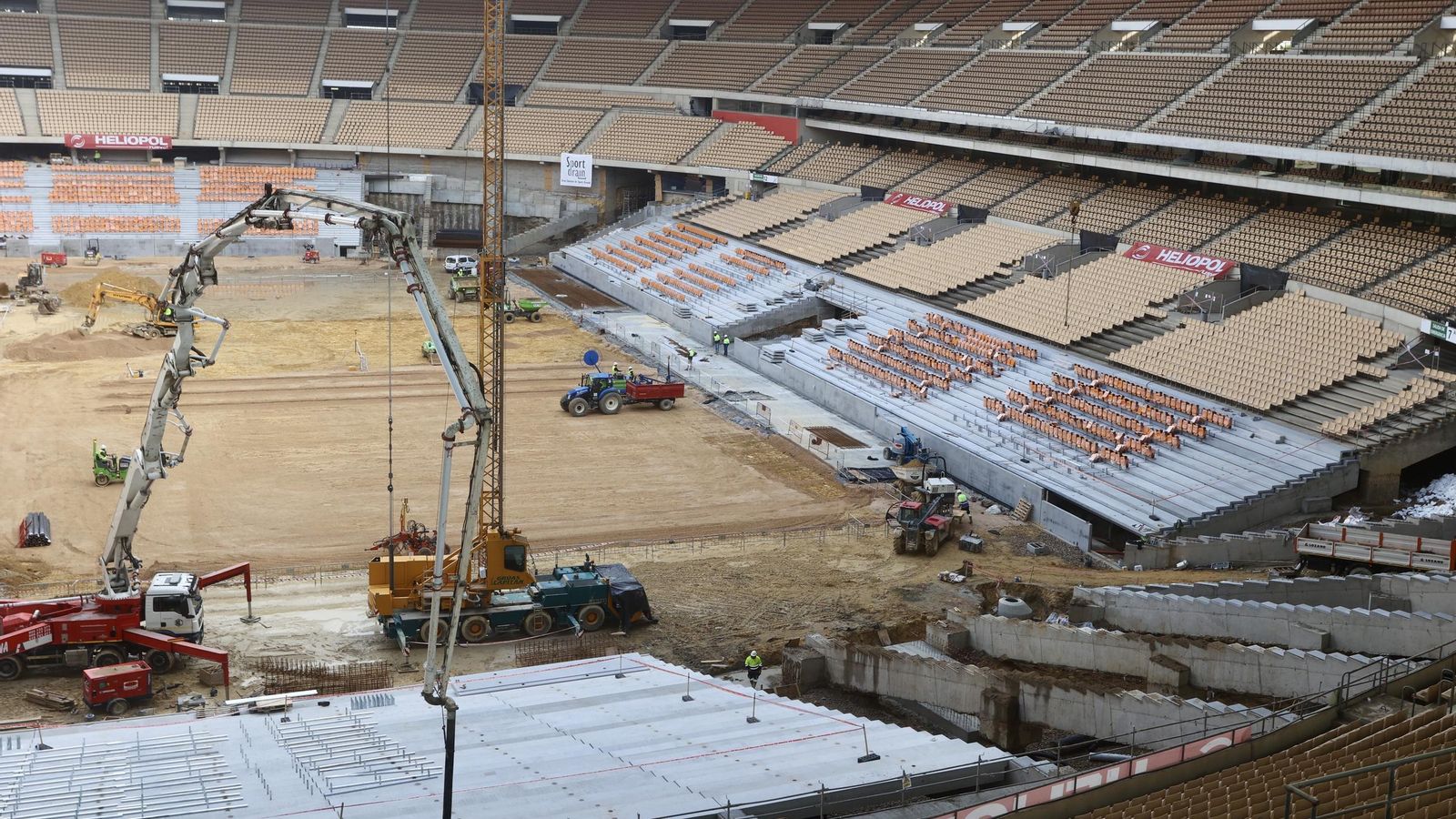 Una vista general de las obras con las nuevas gradas en el Estadio de la Cartuja.
