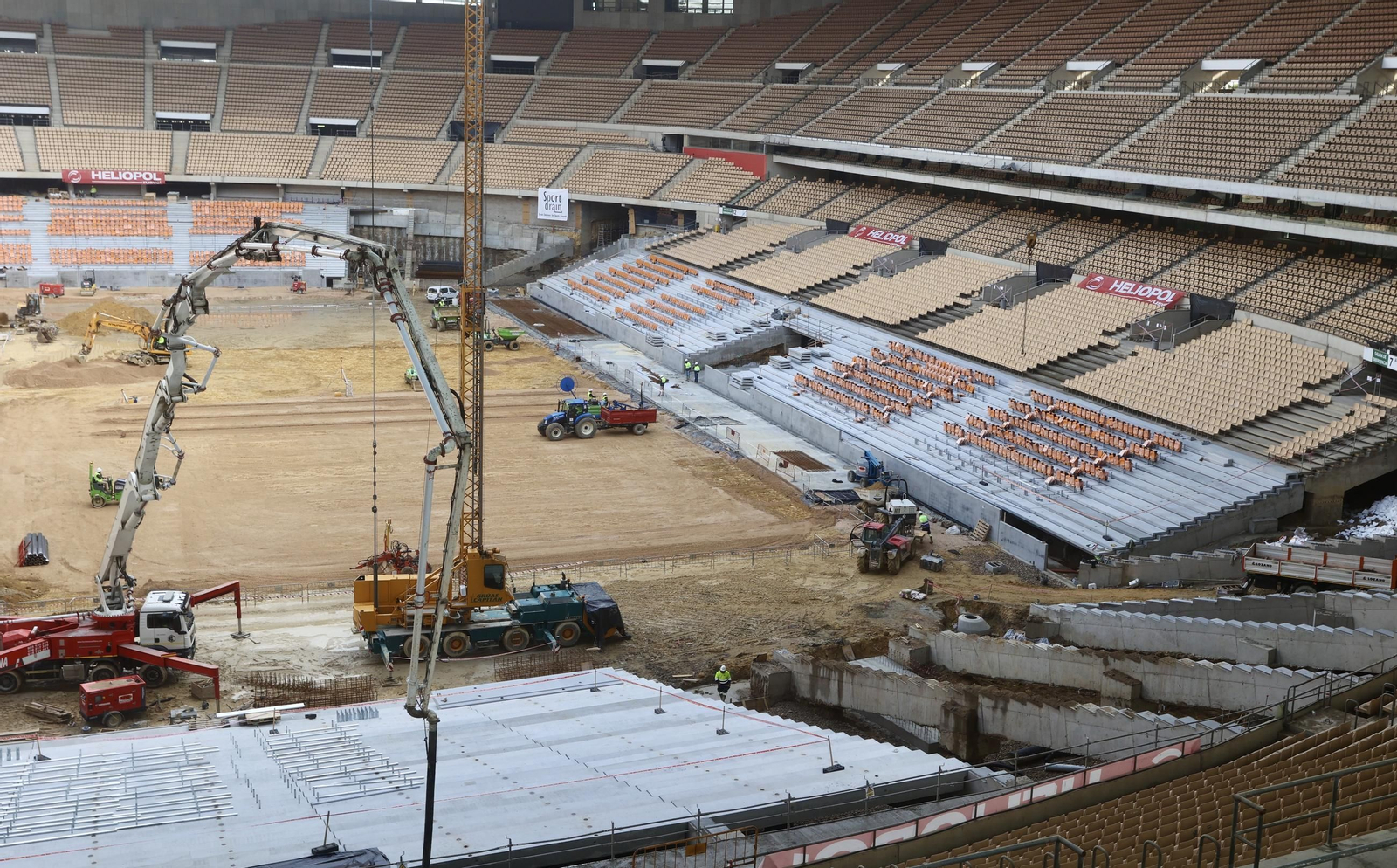 Visita del presidente de la R Federación Española de Fútbol a las obras del  Estadio de La Cartuja