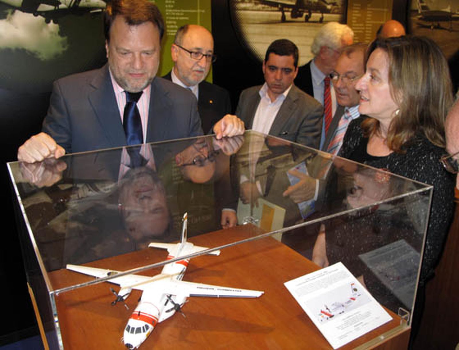 El alcalde observa una de las maquetas expuestas, en presencia de la directora gerente de la Fundación AENA, Teresa Díaz-Caneja, y del delegado municipal de Economía.

Foto: Victoria Ramírez