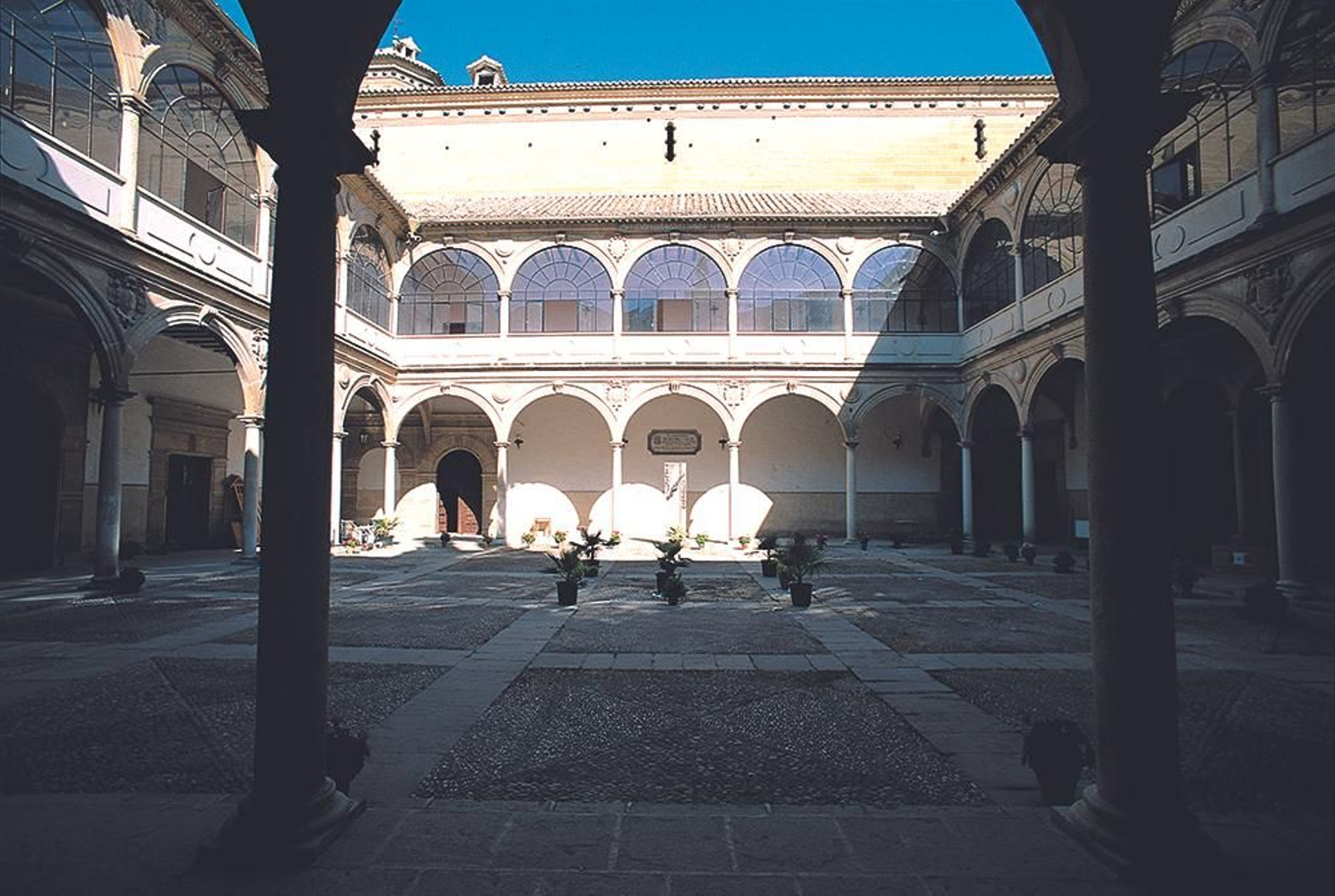Con este conjunto monumental, Andrés de Vandelvira finaliza de manera extraordinaria la serie de intervenciones llevadas a cabo en la ciudad de Úbeda. El Hospital de Santiago de Úbeda: un palacio lleno de cultura