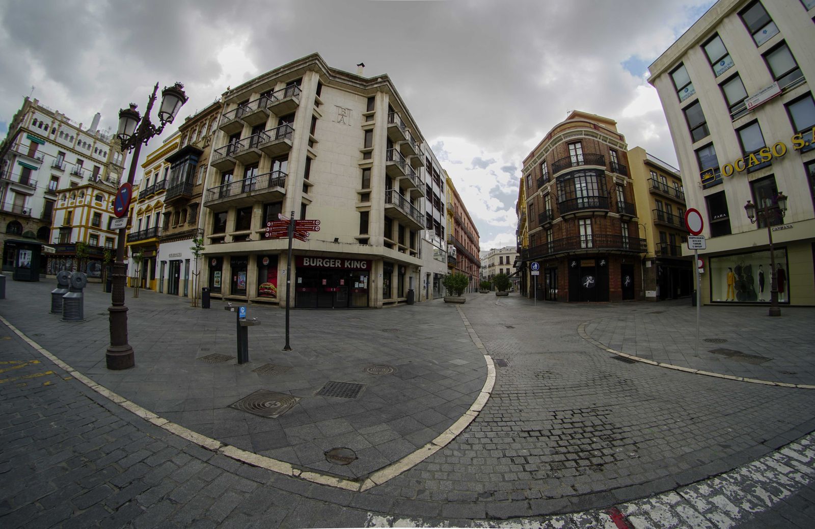 Coronavirus en Sevilla: Postales vacías de Viernes Santo