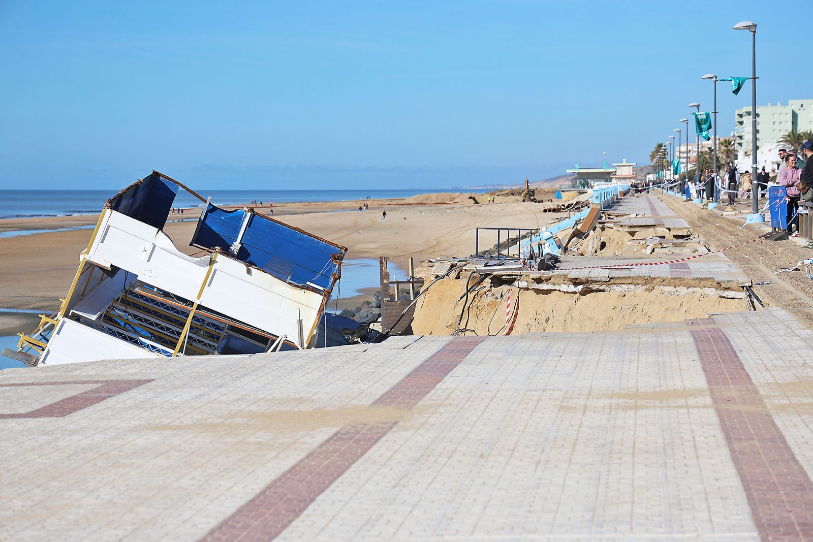 Fotografías de la concentración de los vecinos de Matalascañas tras los destrozos del paseo marítimo