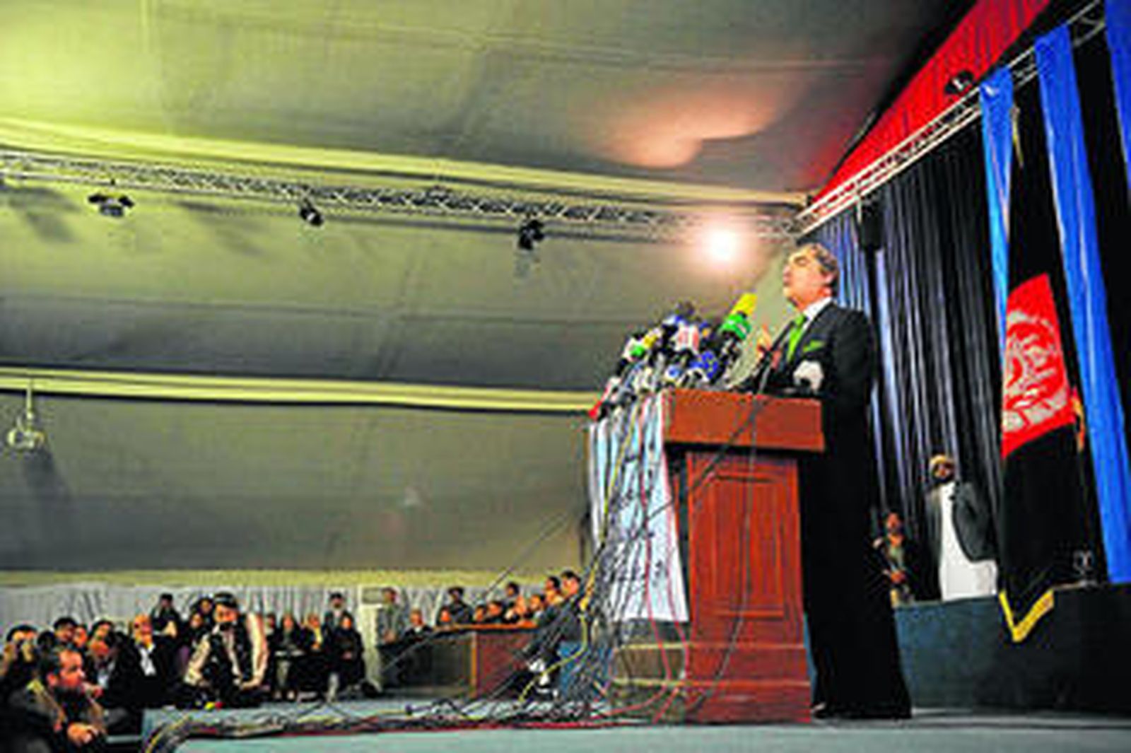 El candidato opositor, Abdulá Abdulá, anuncia su retirada de la segunda vuelta electoral en Kabul.