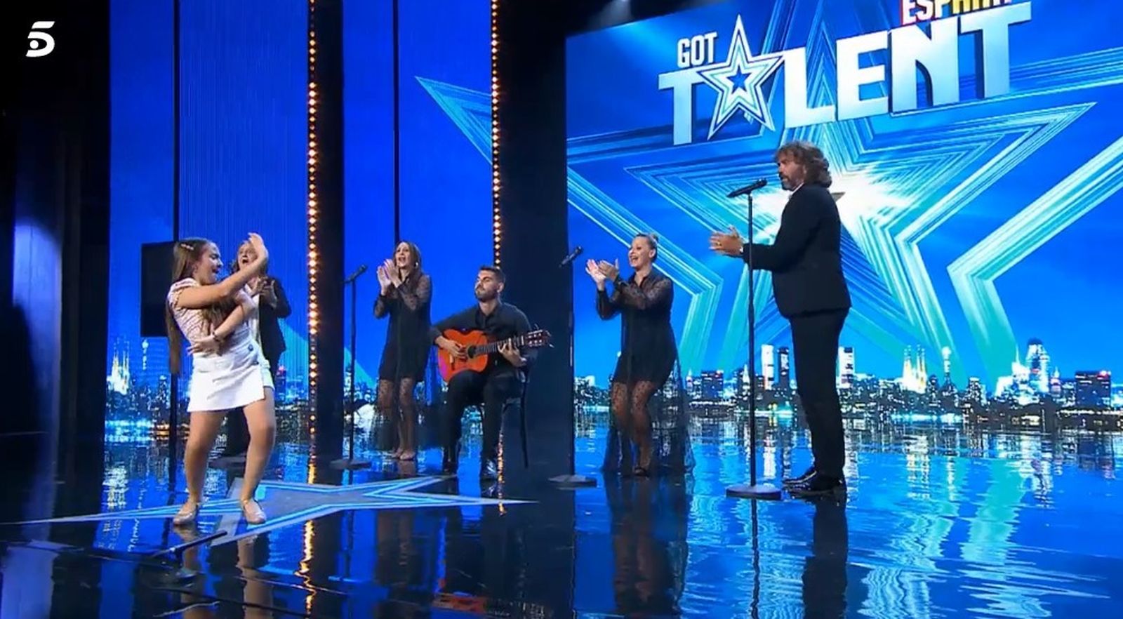 Daniela Muñoz durante su actuación en Got Talent