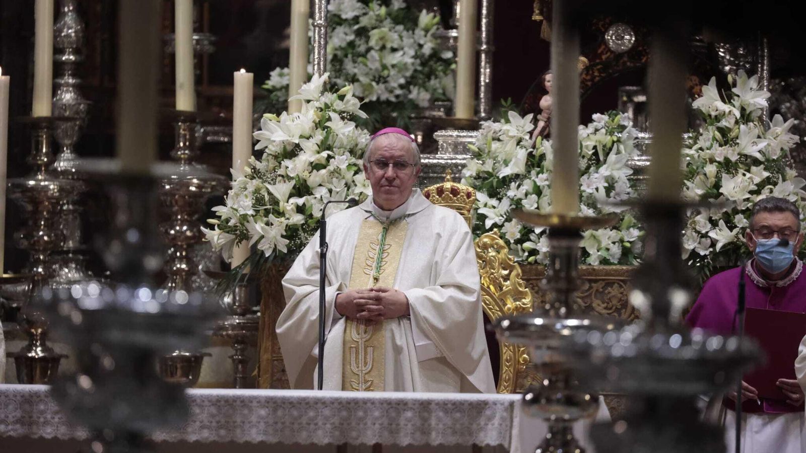 Monseñor Saiz durante la misa.