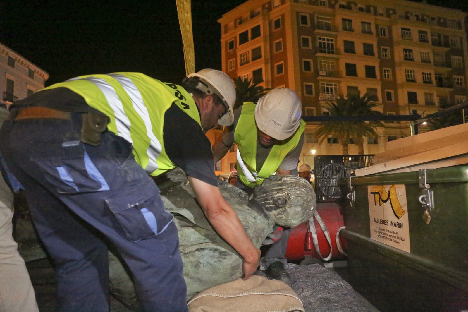 Así fue el desmontaje de la estatua del Marqués de Larios