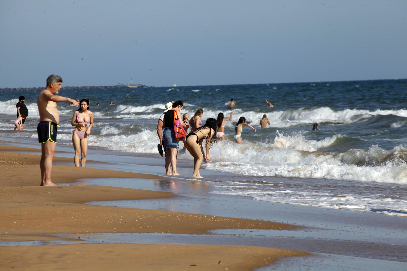 Los onubenses han disfrutado del primer baño en la playa coincidiendo con las altas temperaturas.