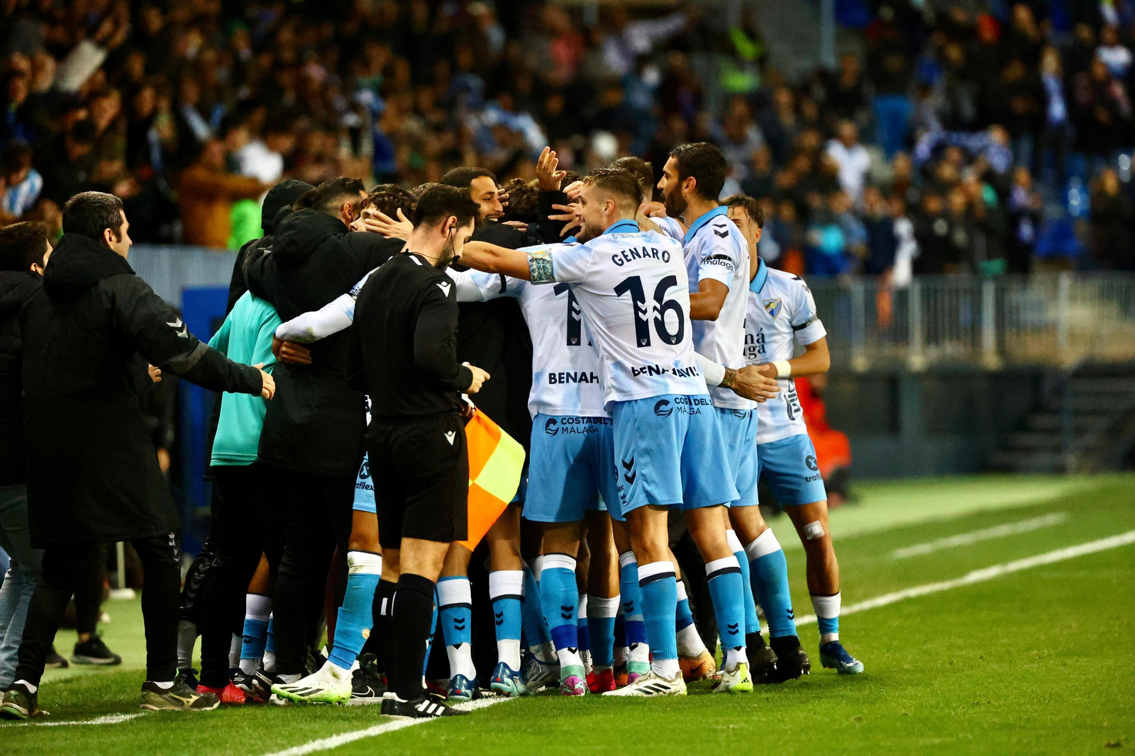 Piña tras el 1-0 del Málaga CF-Algeciras CF