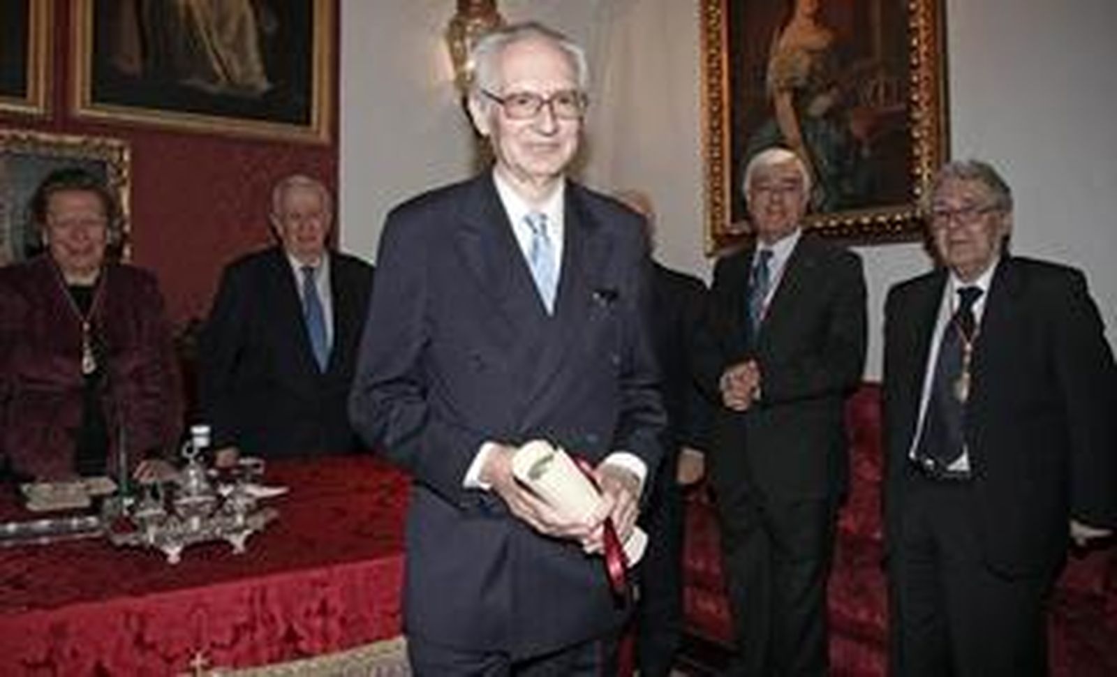 Andrés Amorós. Detrás, Enriqueta Vila, Manuel Olivencia, Manuel González Jiménez y Rafael Manzano.