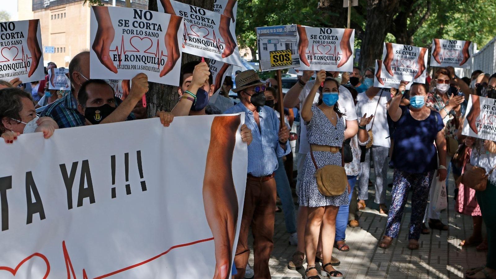 Manifestantes con pancartas y carteleles.