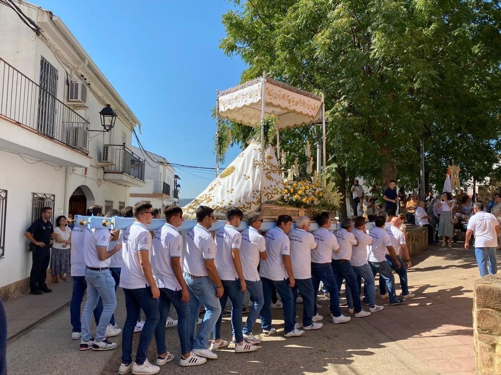 Las fotografías de la procesión de la Virgen del Sol por las calles de Adamuz