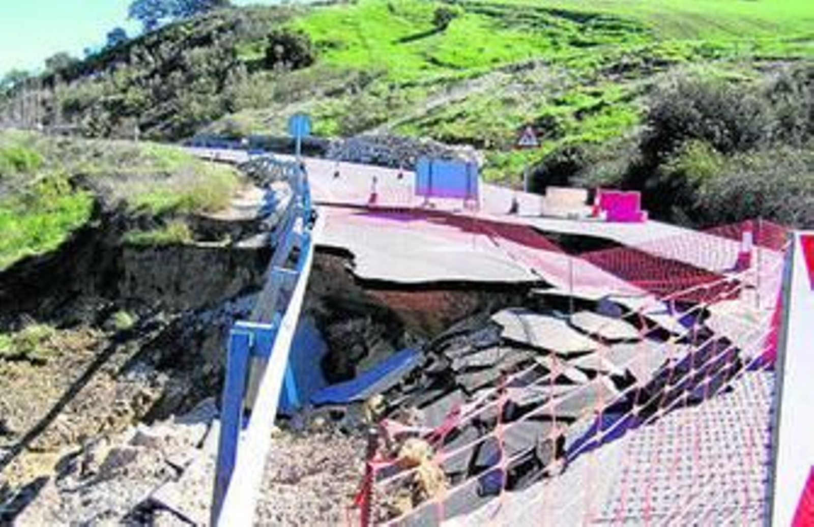 El hundimiento de un tramo de la A-384, en Semana Santa, cerca de Olvera obligó a abrir un paso alternativo.