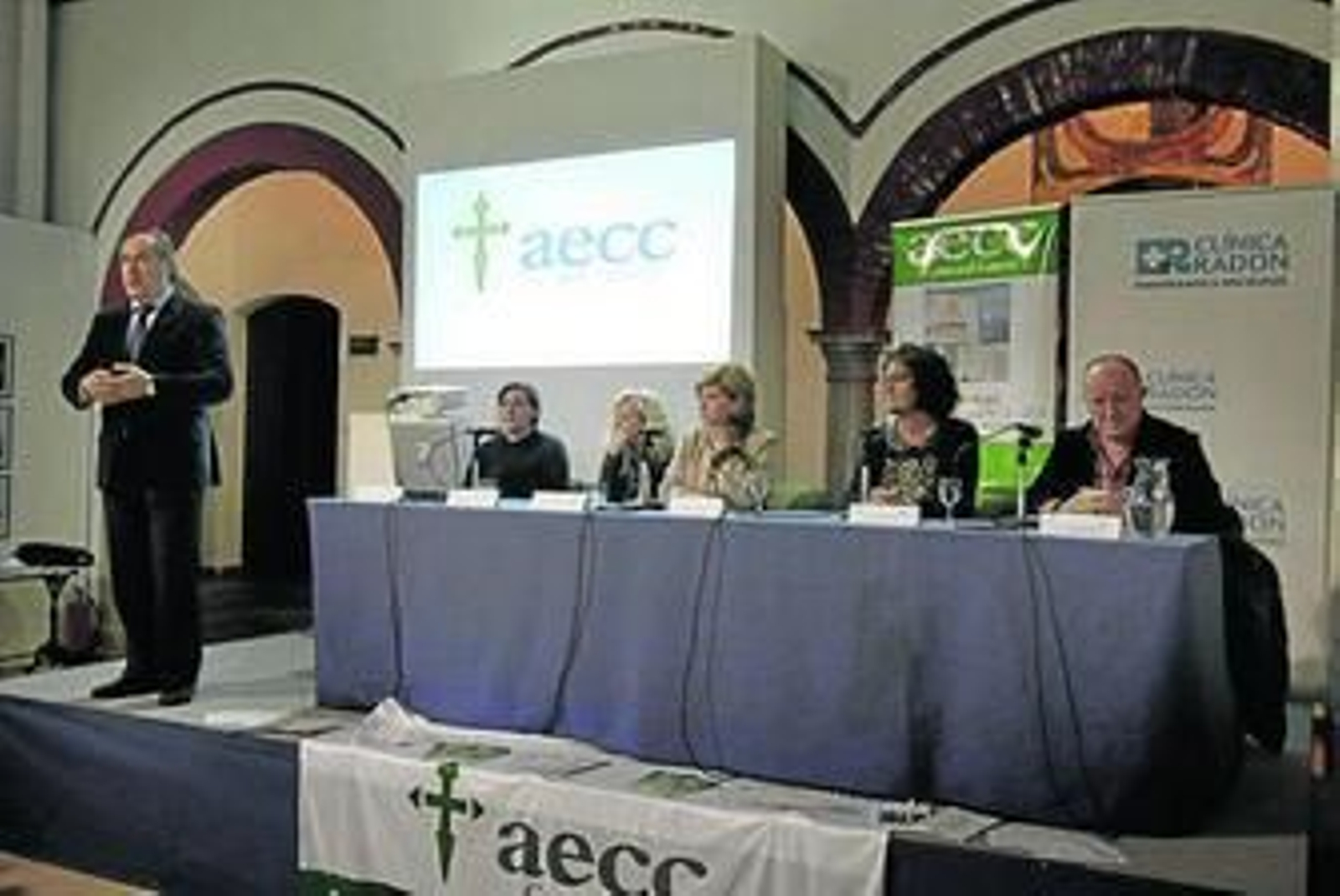 El alcalde, a la izquierda, en la inauguración del encuentro.