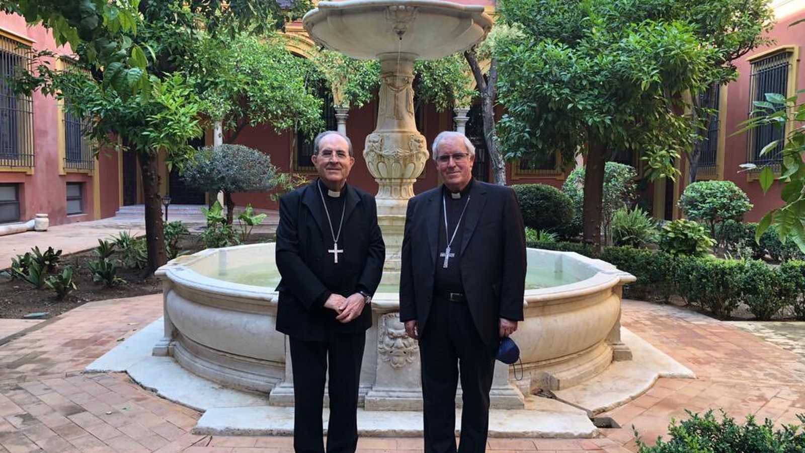 Don Juan José Asenjo y don José Ángel Saiz en el patio principal del Arzobispado tras mantener una reunión.