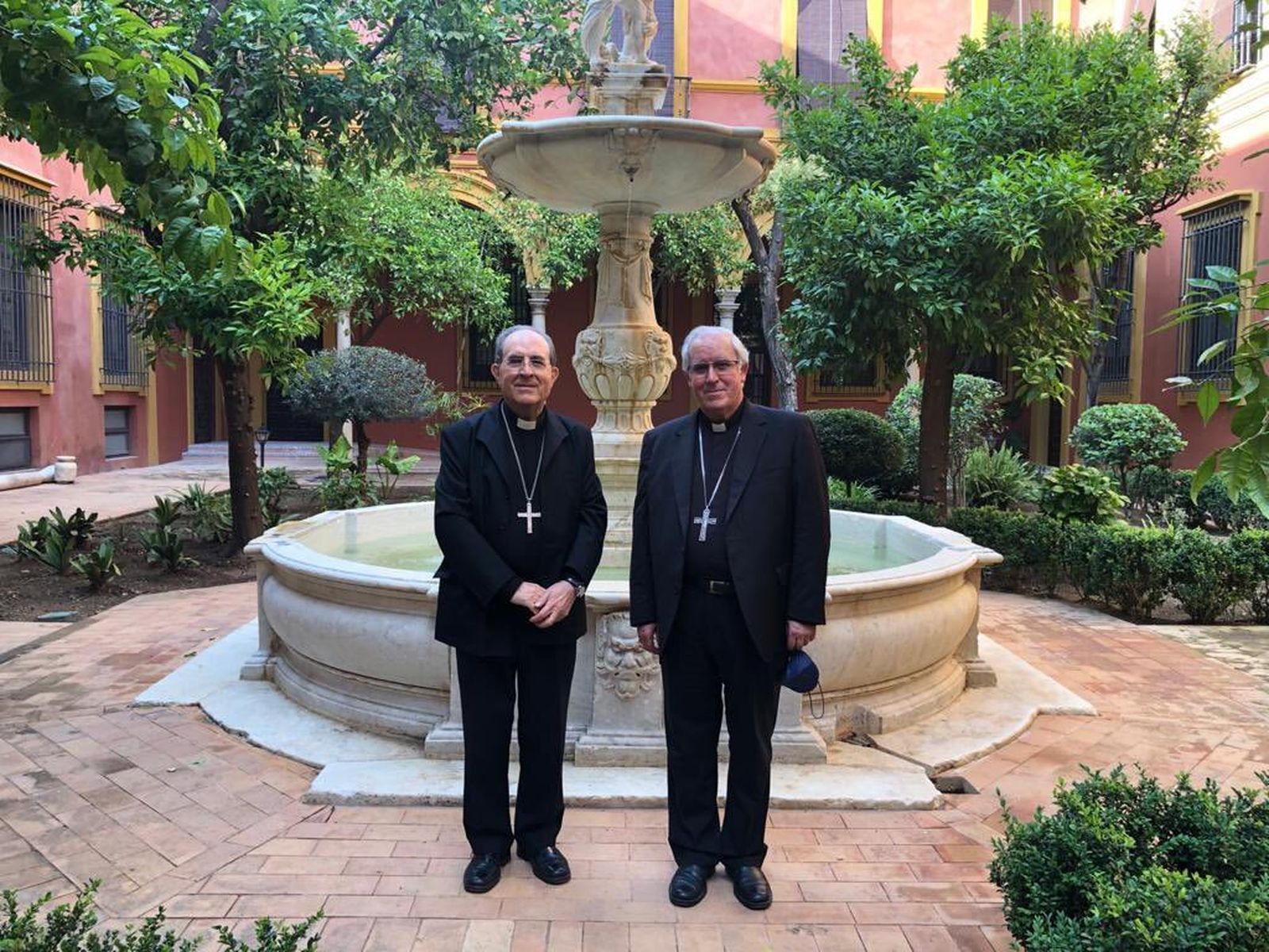 Don Juan José Asenjo y don José Ángel Saiz en el patio principal del Arzobispado tras mantener este sábado una reunión.