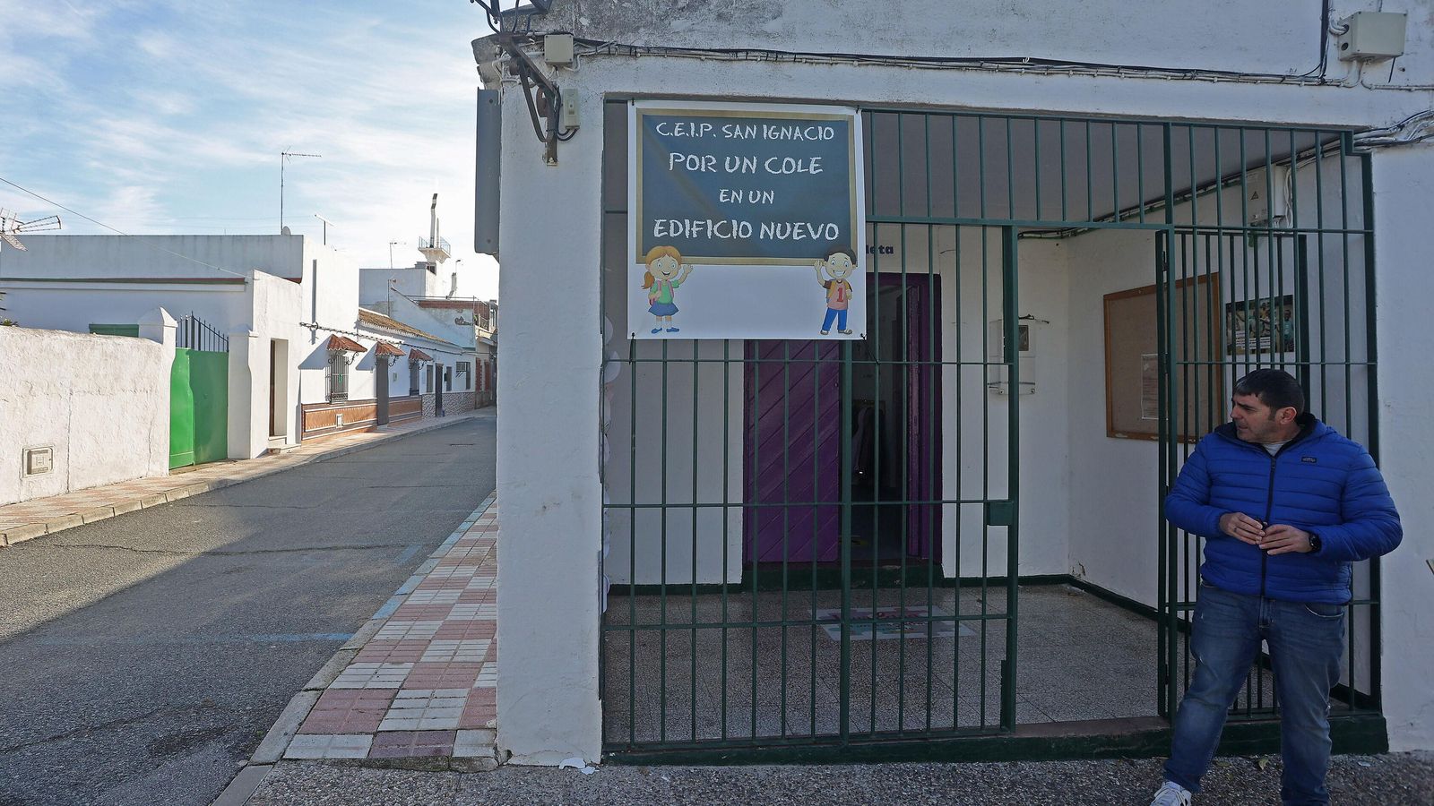Miguel Ángel Jiménez, al la entrada del colegio, que exige unas instalaciones nuevas.