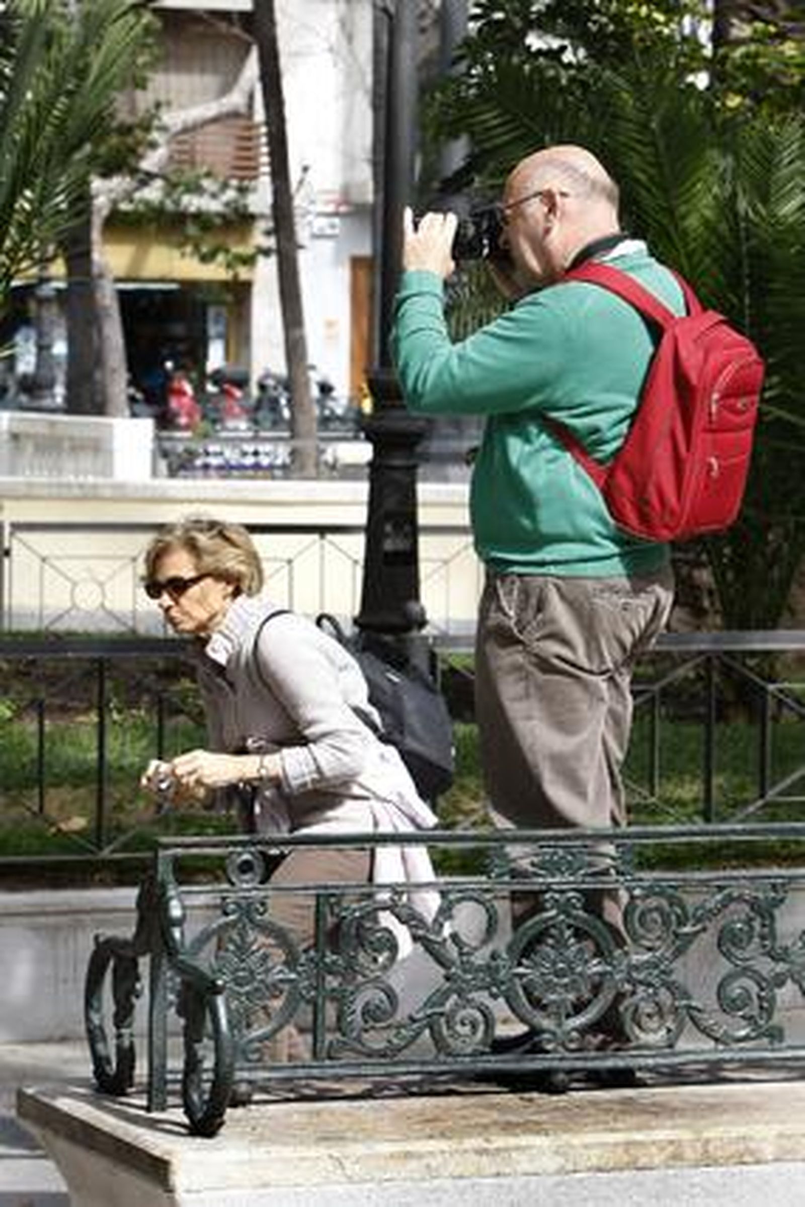 Unos 3.000 cruceristas visitan Cádiz con las escalas del ´Eurodam´ y ´Le Diamant´ en el mes por excelencia de los cruceros. 

Foto: Jose Braza