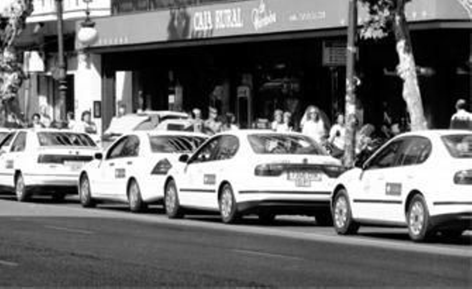 Vehículos de transporte público estacionados en una parada de taxis del centro de la ciudad.