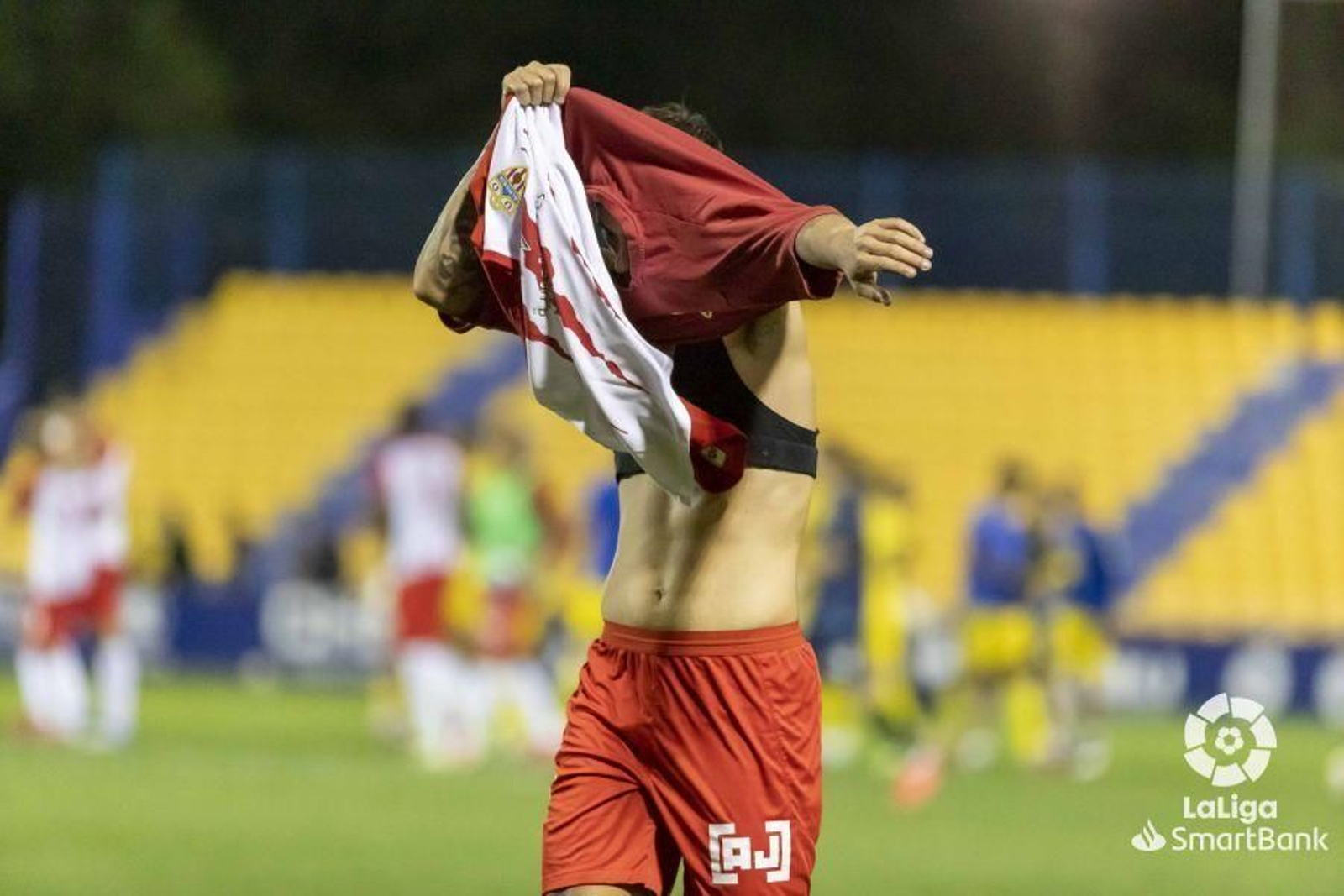 Un jugador rojiblanco se quita la camiseta al finalizar el choque en Alcorcón.