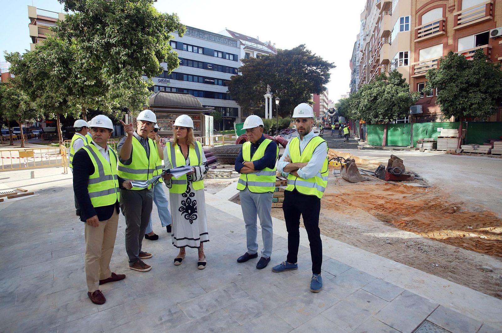 Imágenes de la visita de Pilar Miranda a las obras de peatonalización en la calle Méndez Núñez