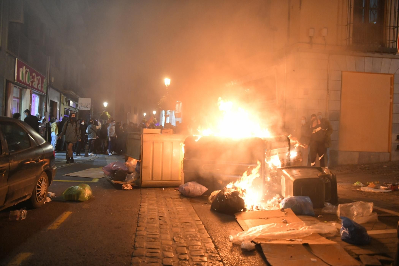 Los primeros contenedores quemados que avecinaban más de una hora de disturbios en la ciudad