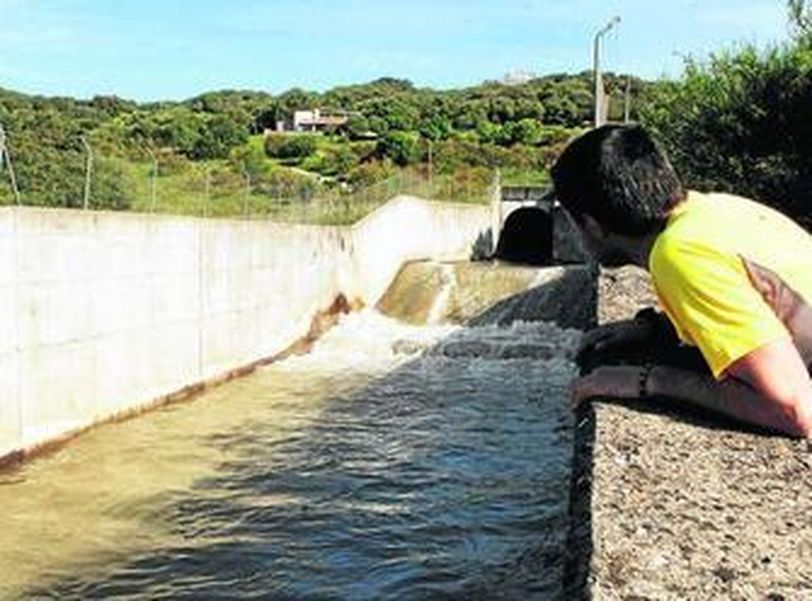 Un hombre observa el caudal del agua en el trasvase Guadiaro-Majaceite, a su paso por Ubrique.