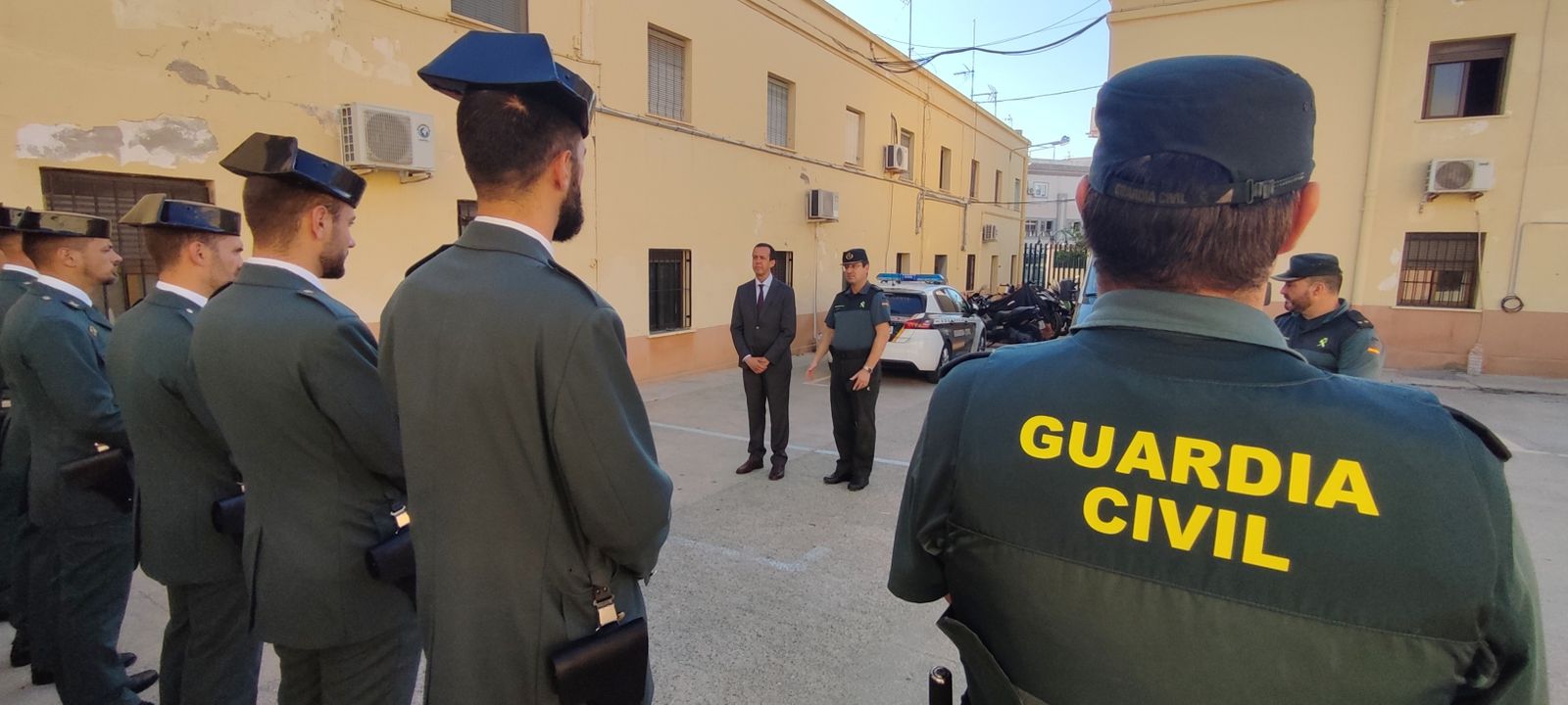 El subdelegado del Gobierno y el coronel de la Guardia Civil dan la bienvenida a los guardias civiles.