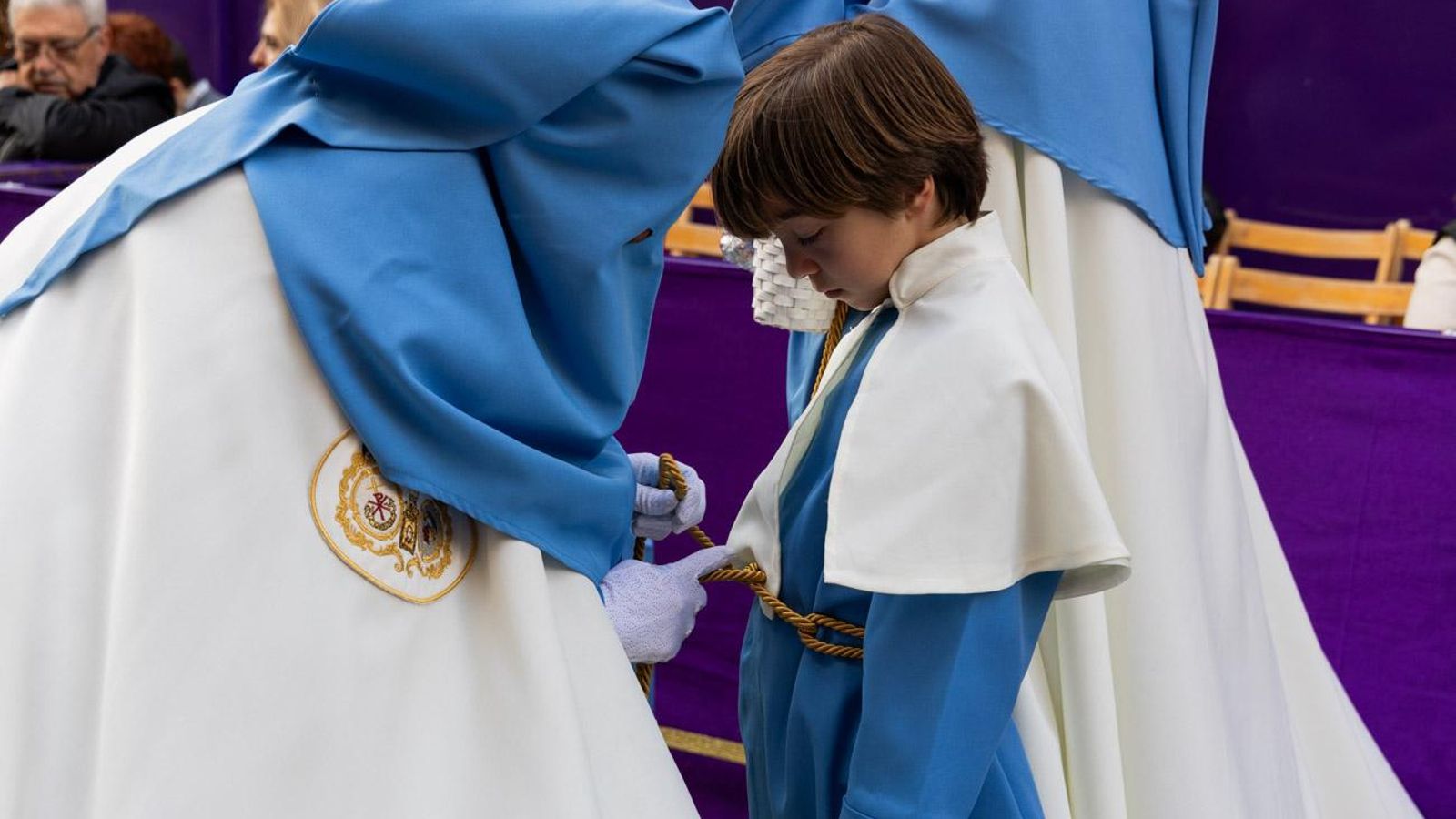 Los cofrades se rinden ante los grandes pasos de misterio del Lunes Santo