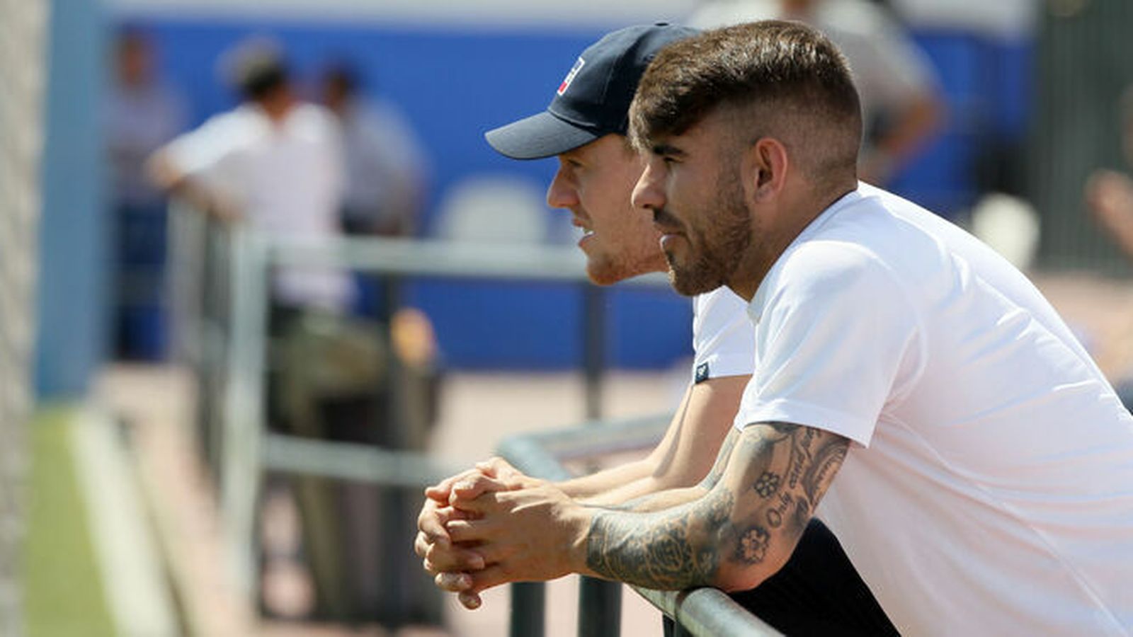 Juanjo y Juanma Carrasco, bajas del Guadalcacín, siguen el desarrollo del partido con el Coria