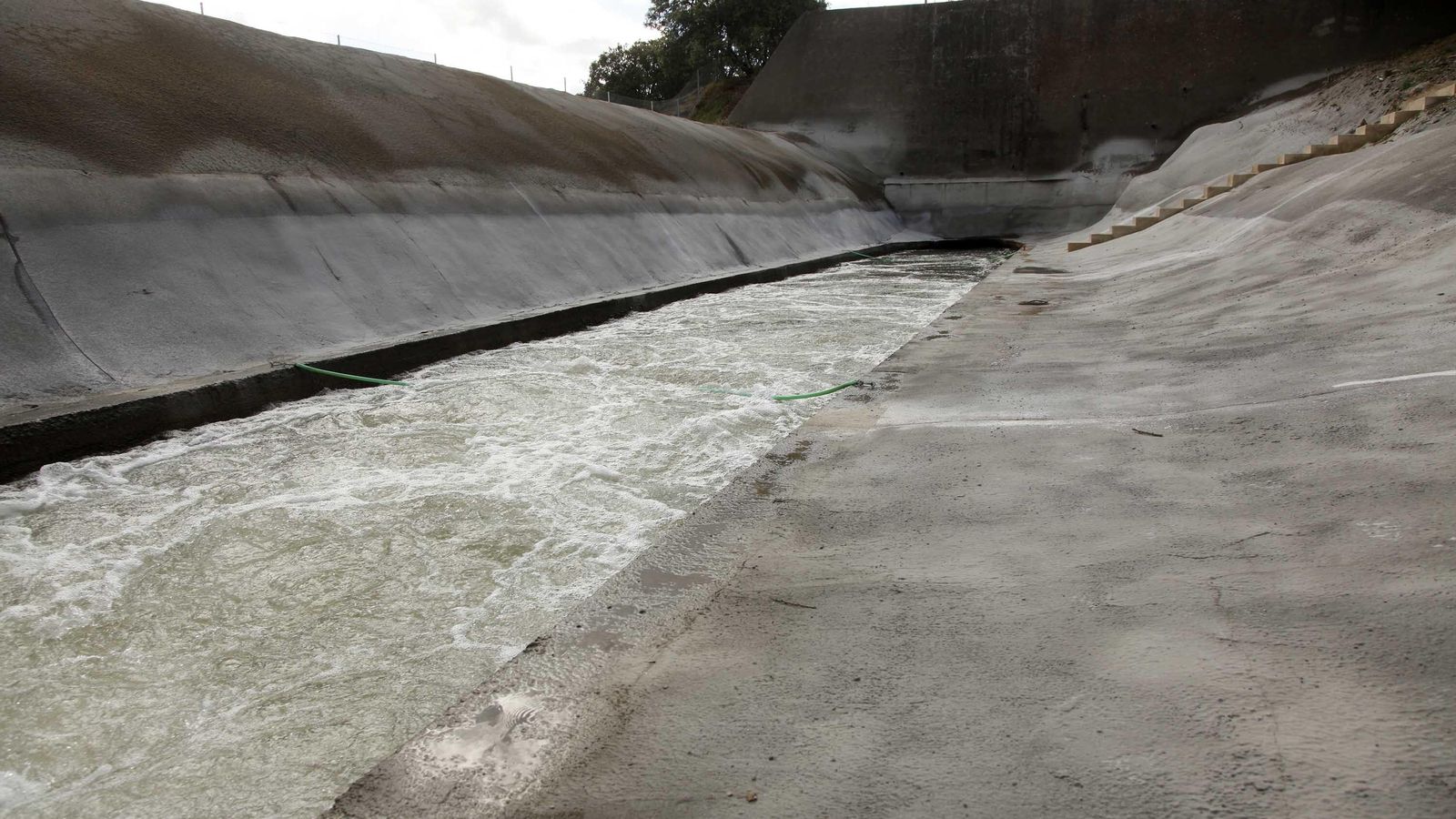Suministro de agua a través del túnel de San Silvestre.