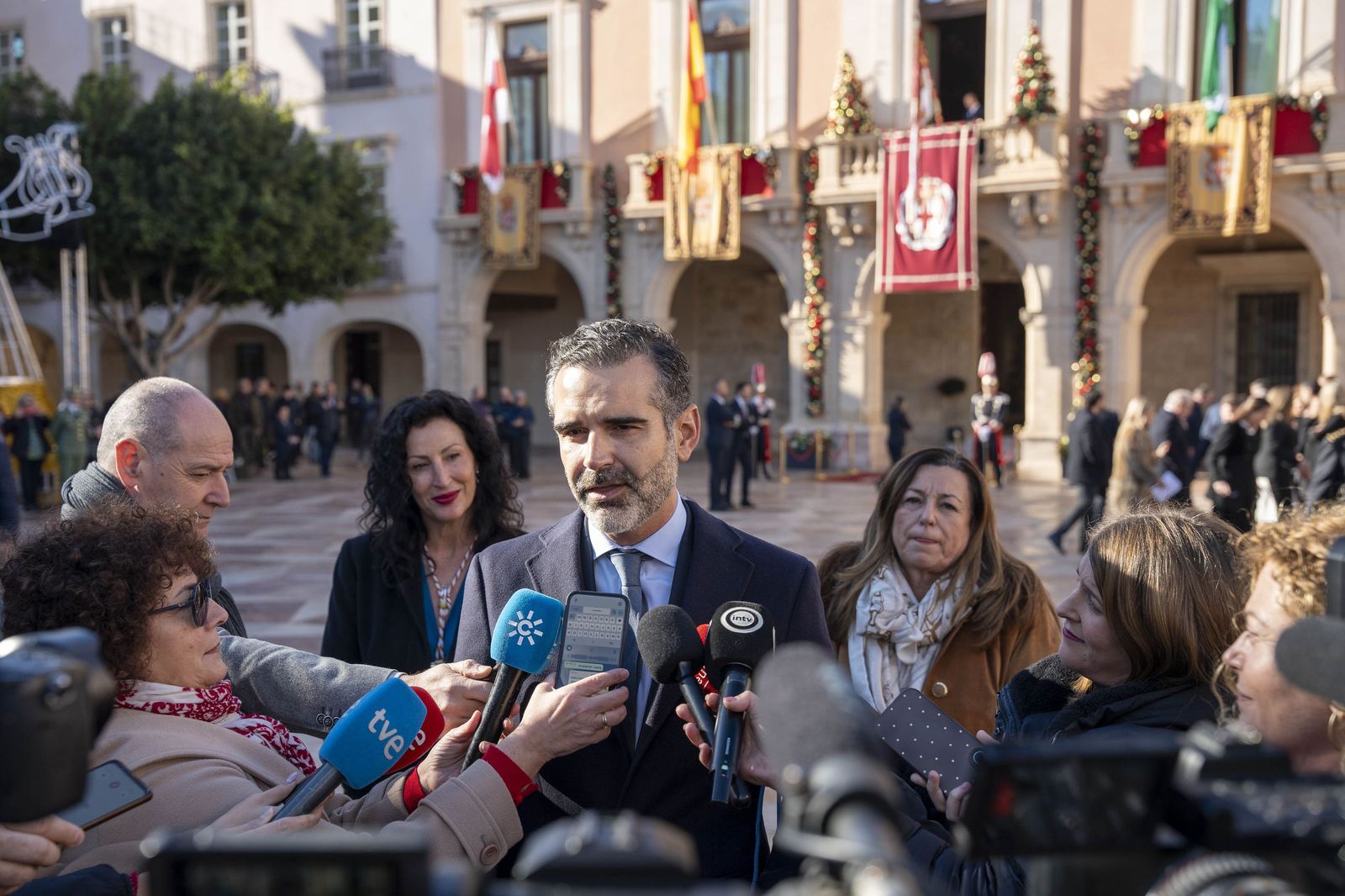 El Pendón vuelve a alzarse en Almería: memoria y ciudad bajo la luz de diciembre