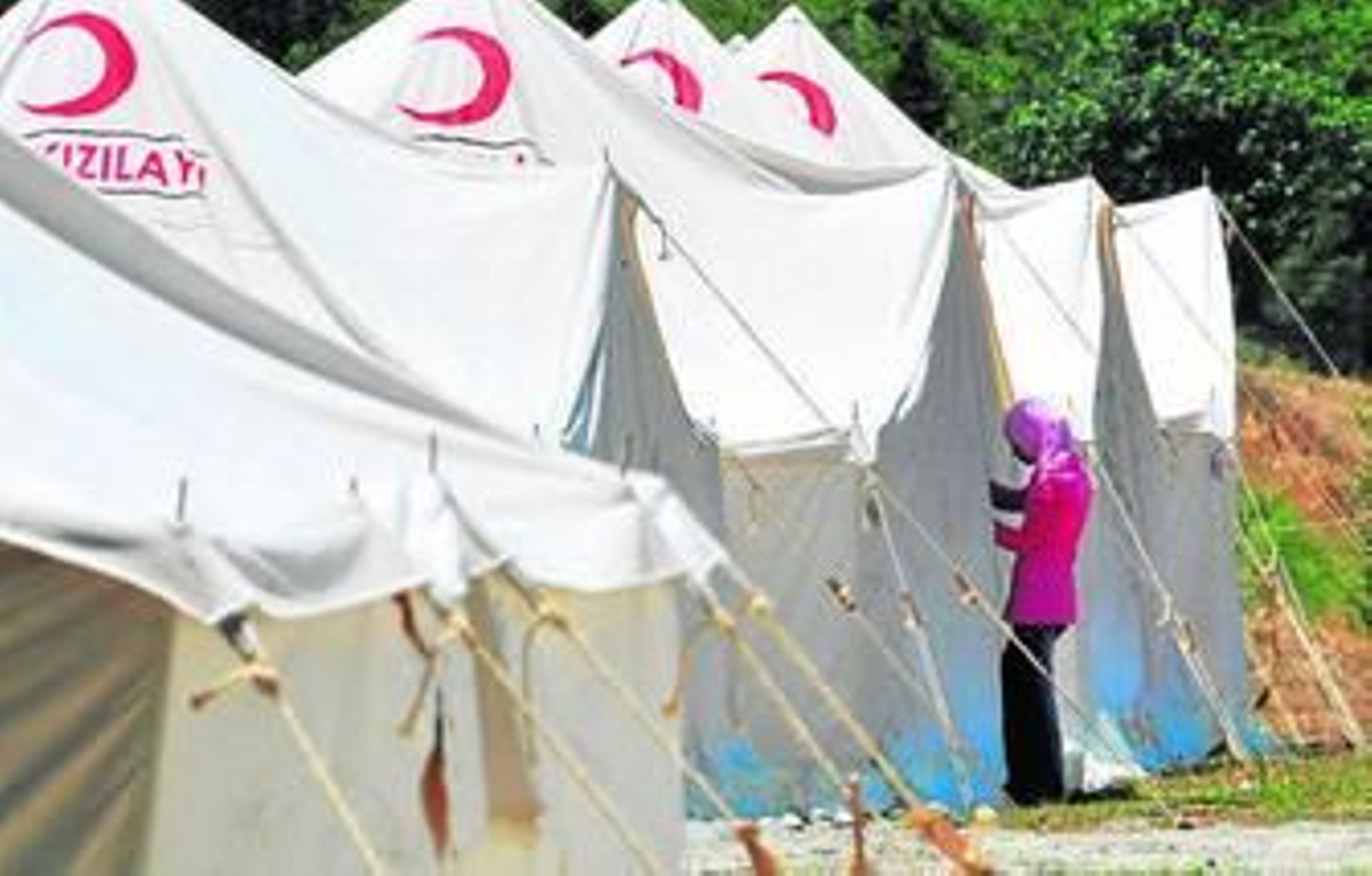Una refugiada siria entra en una tienda de la Media Luna cerca de la ciudad turca de Hatay.