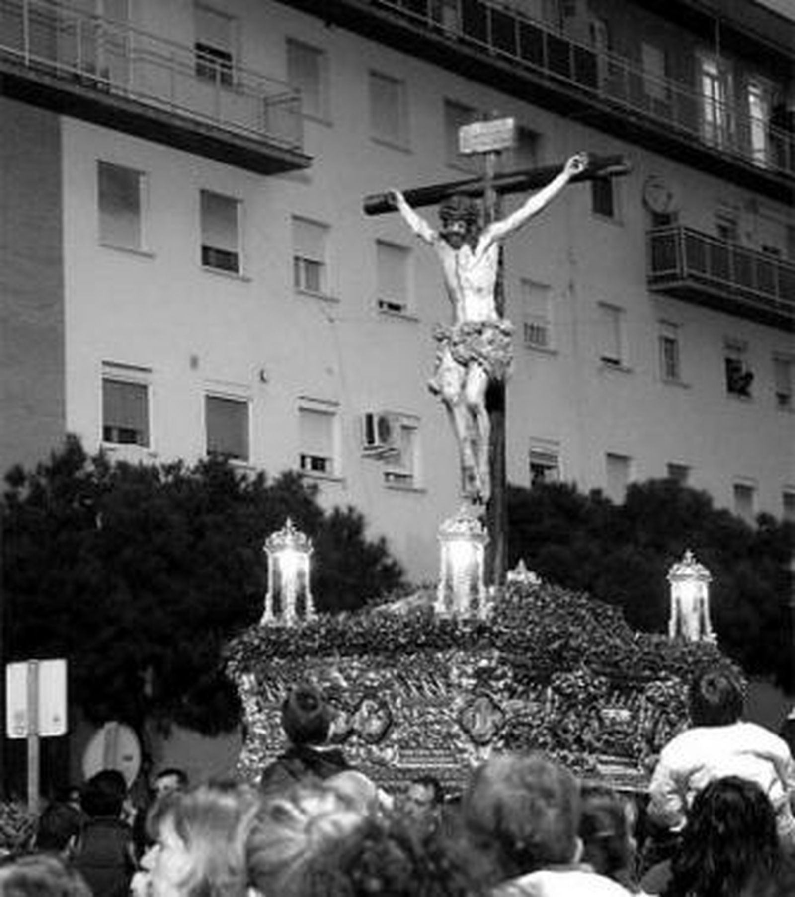 El Cristo del Río San Pedro, sobre el antiguo paso de Ecce-Homo.