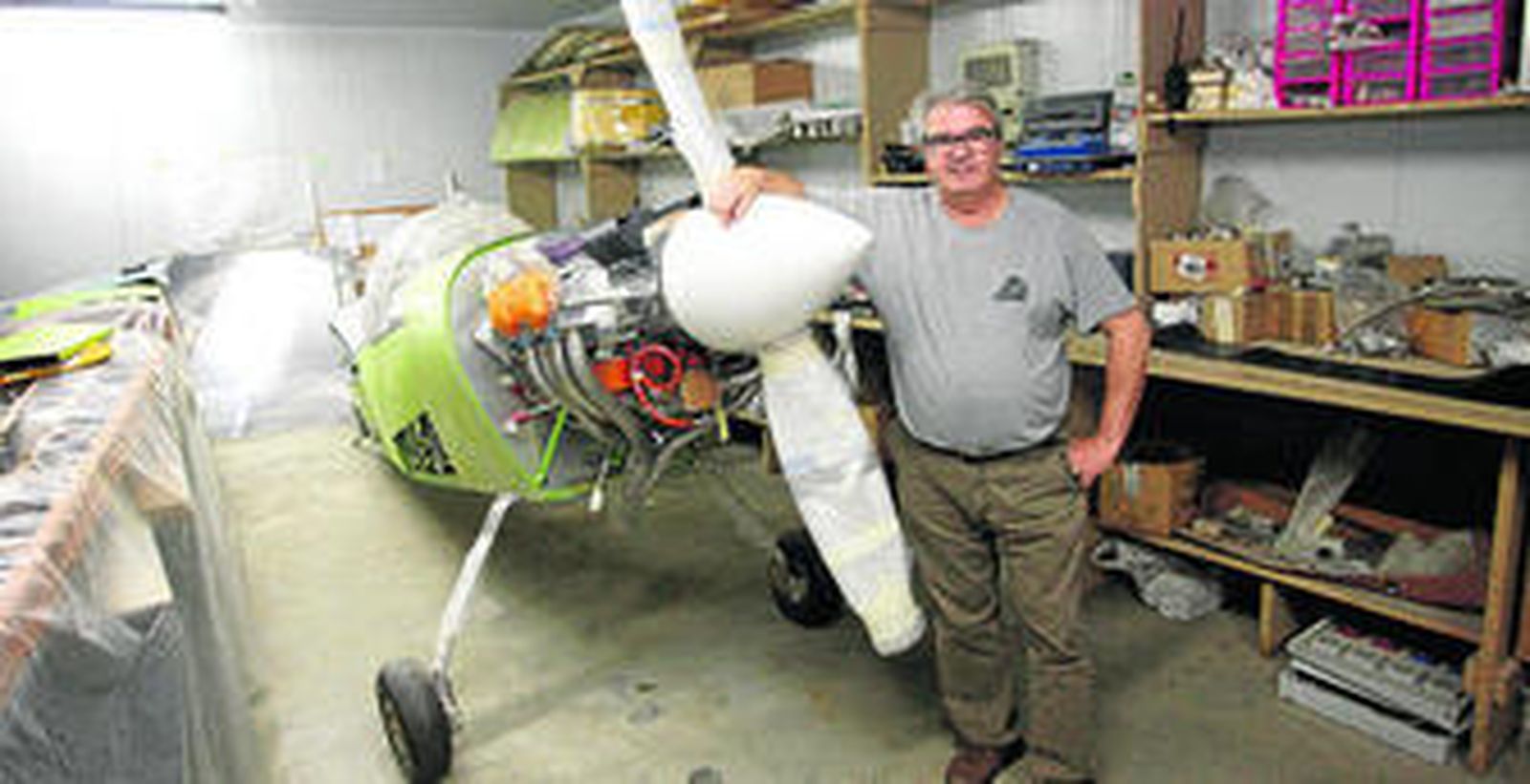 1. Joaquín Martín junto al One Design que está construyendo en las instalaciones del aeroclub de Niebla. 2. Martín trabajando en su avión al que dedica sus ratos libres. 3. El J1-B Don Quijote que empezó a construir, un proyecto que abandonó cuando ya había realizado el fuselaje y las alas, que está decidido a donar a aquel que se comprometa a terminar la aeronave. 4. Martín junto al avión con el que quedó subcampeón de España en 2010, en categoría elemental