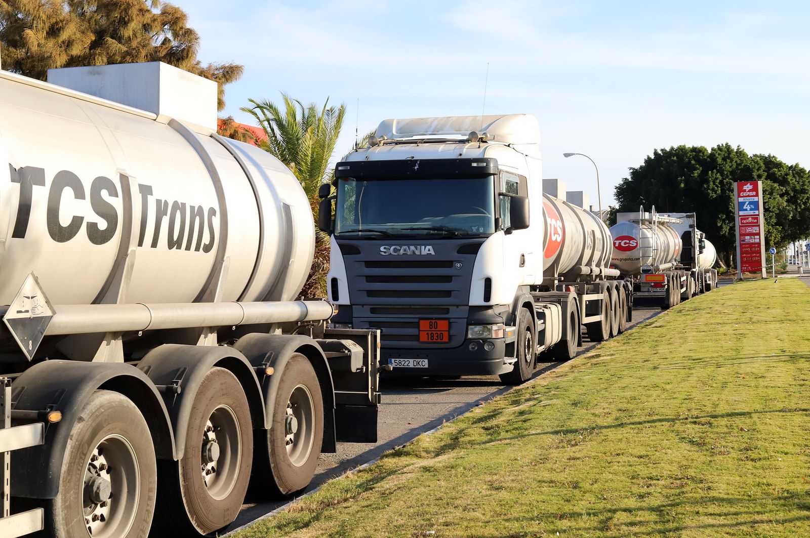 Varios camiones aparcados en una gasolinera onubense.