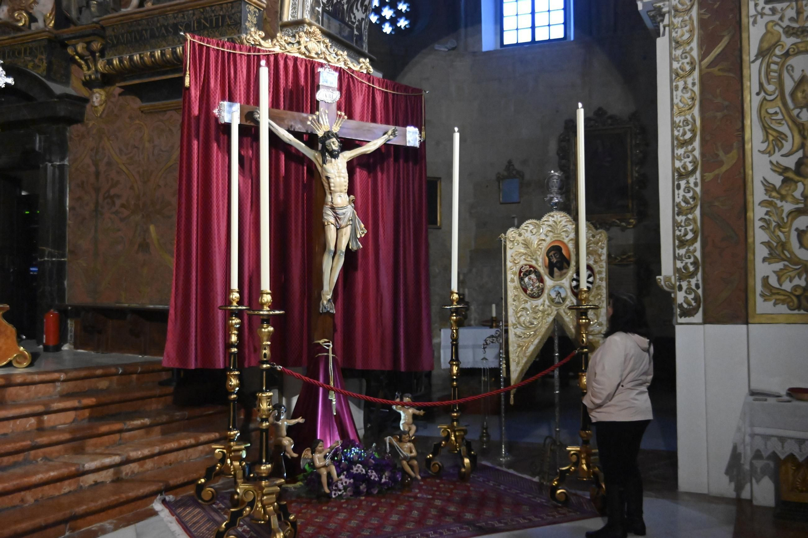 Las mejores fotos del acto de veneración en San Agustín al Cristo de San Álvaro de Córdoba