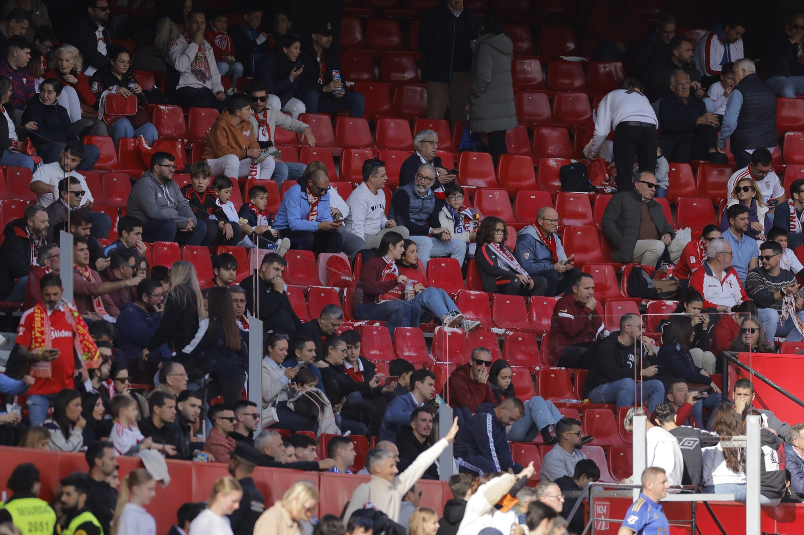 Búscate en las fotos del Sevilla - Oviedo