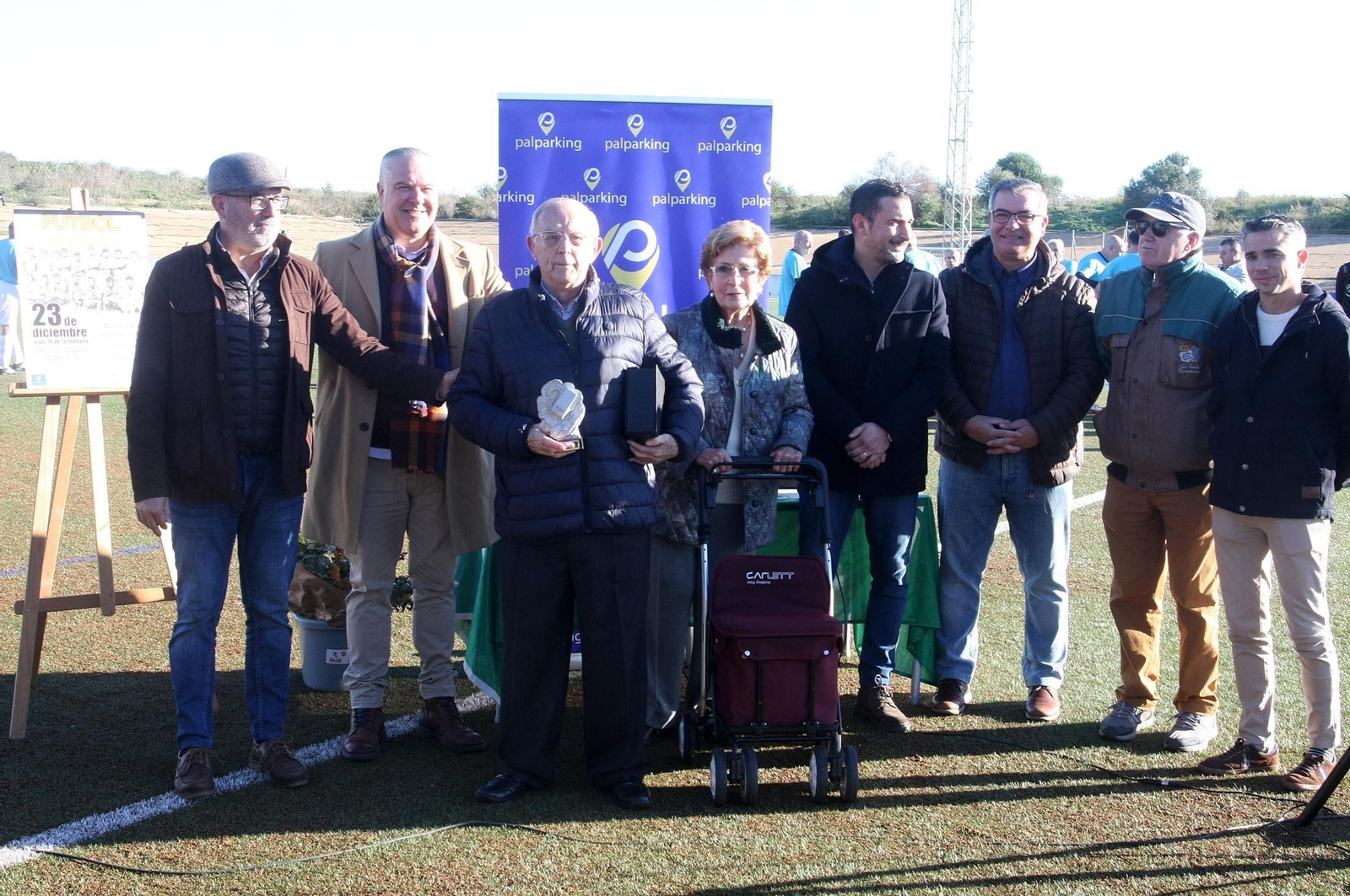 Imágenes del partido homenaje a los árbitros históricos de fútbol de Huelva